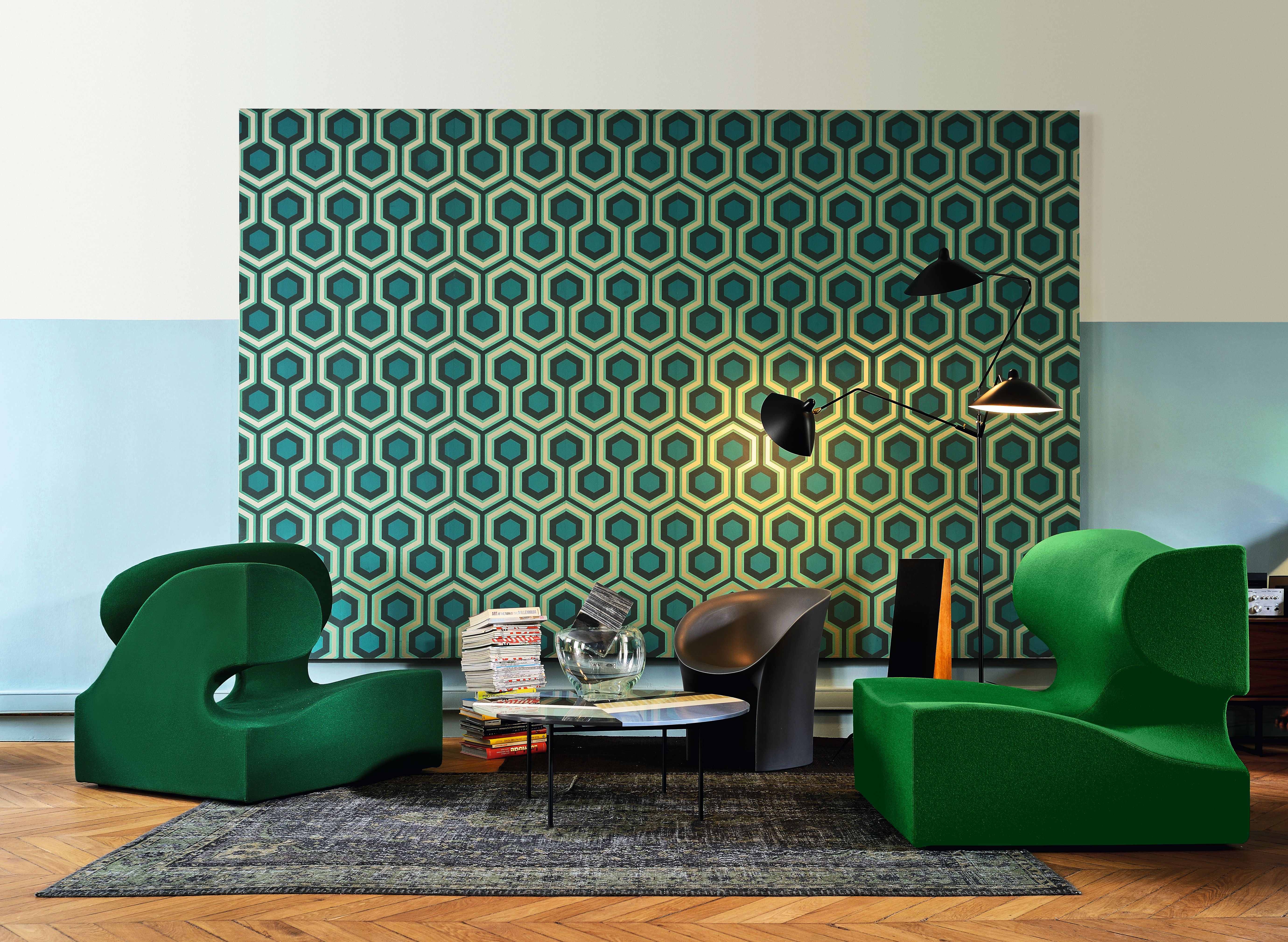 Fishbone Tisch von Moroso, runder Couchtisch mit blauer Tischplatte im modernen Wohnzimmer.