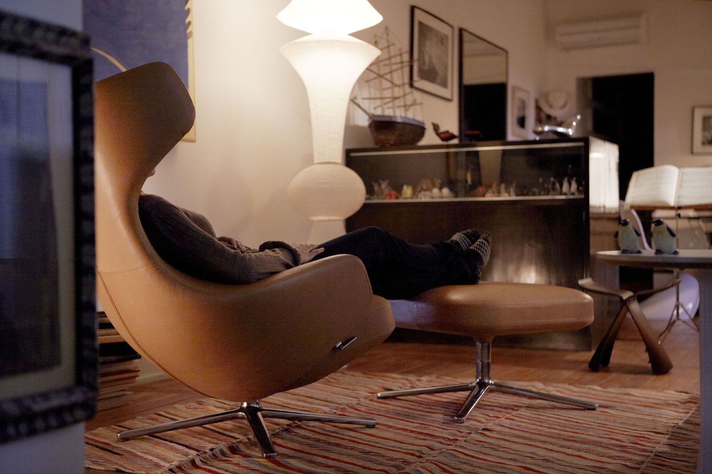 Fauteuil et repose-pieds Grand Repos combinaison préférée Vitra Cosy Kieselstein 40 cm