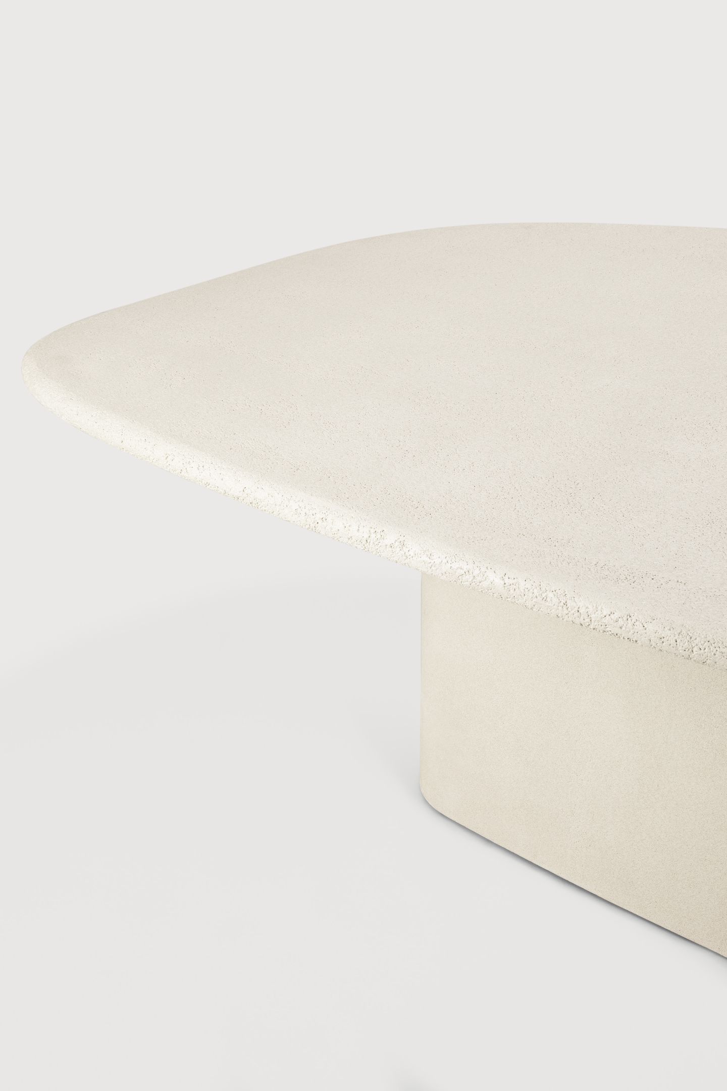 Elements Table à manger en forme de galet Ethnicraft