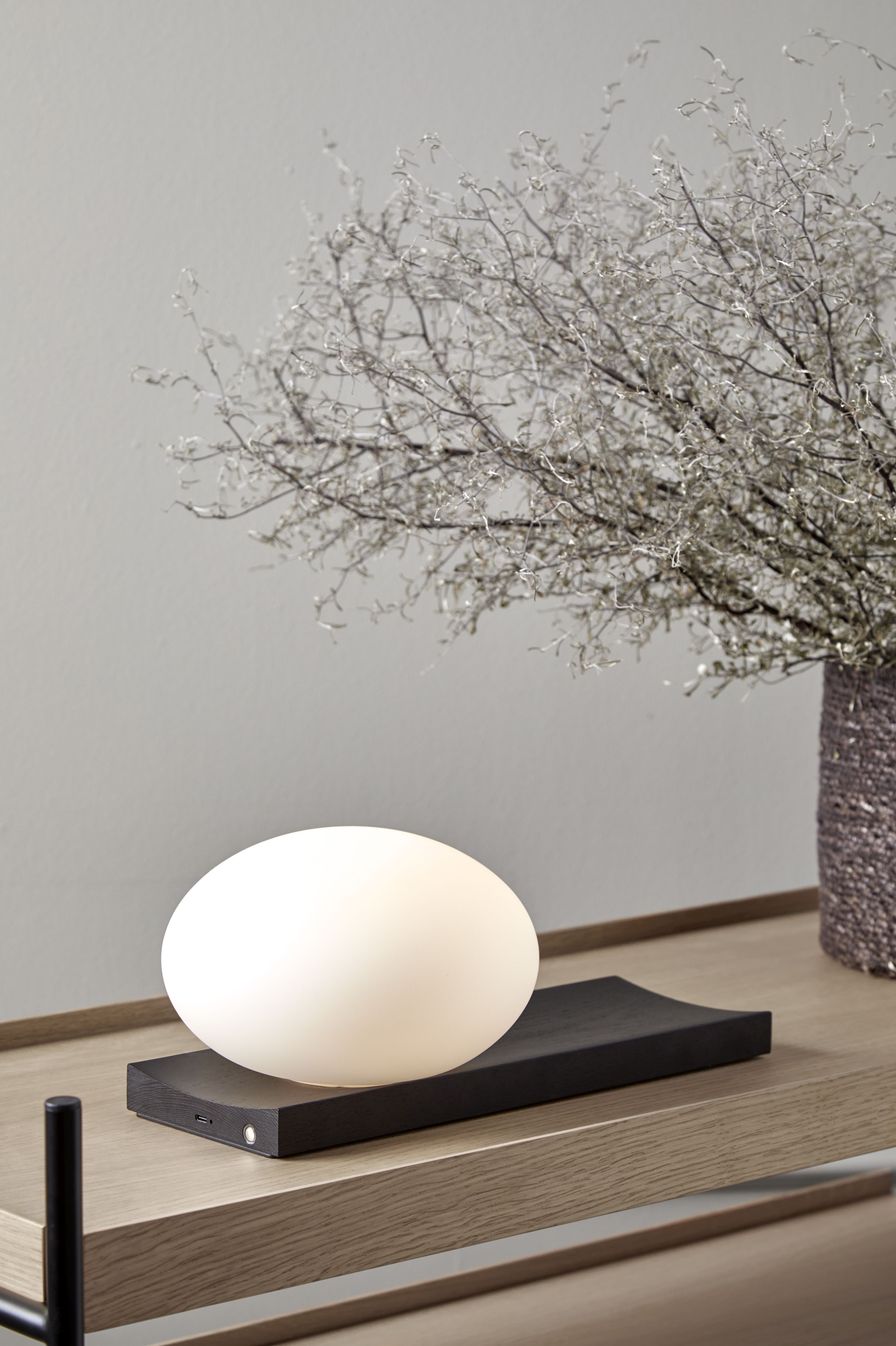 Dew table et applique murale frêne noir laqué Woud