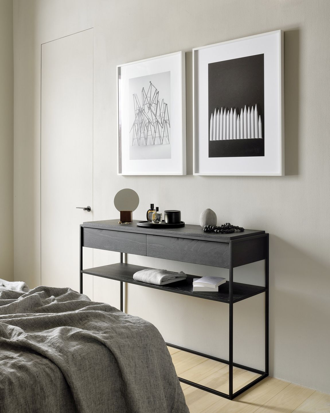 Schwarze Ethnicraft Konsole aus Eiche, Modell Monolit, mit Schublade und Ablage im Schlafzimmer.