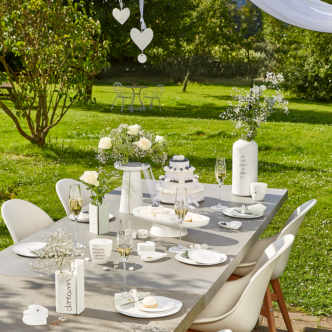 L'amour fleurit à tout moment" mariage vase roues 