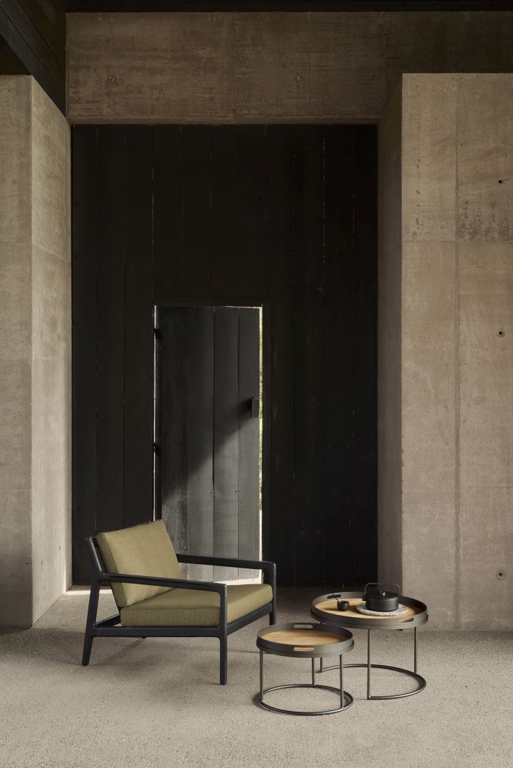 Fauteuil de jardin Jack Outdoor Lounge Chair en teck laqué noir et bordeaux Ethnicraft
