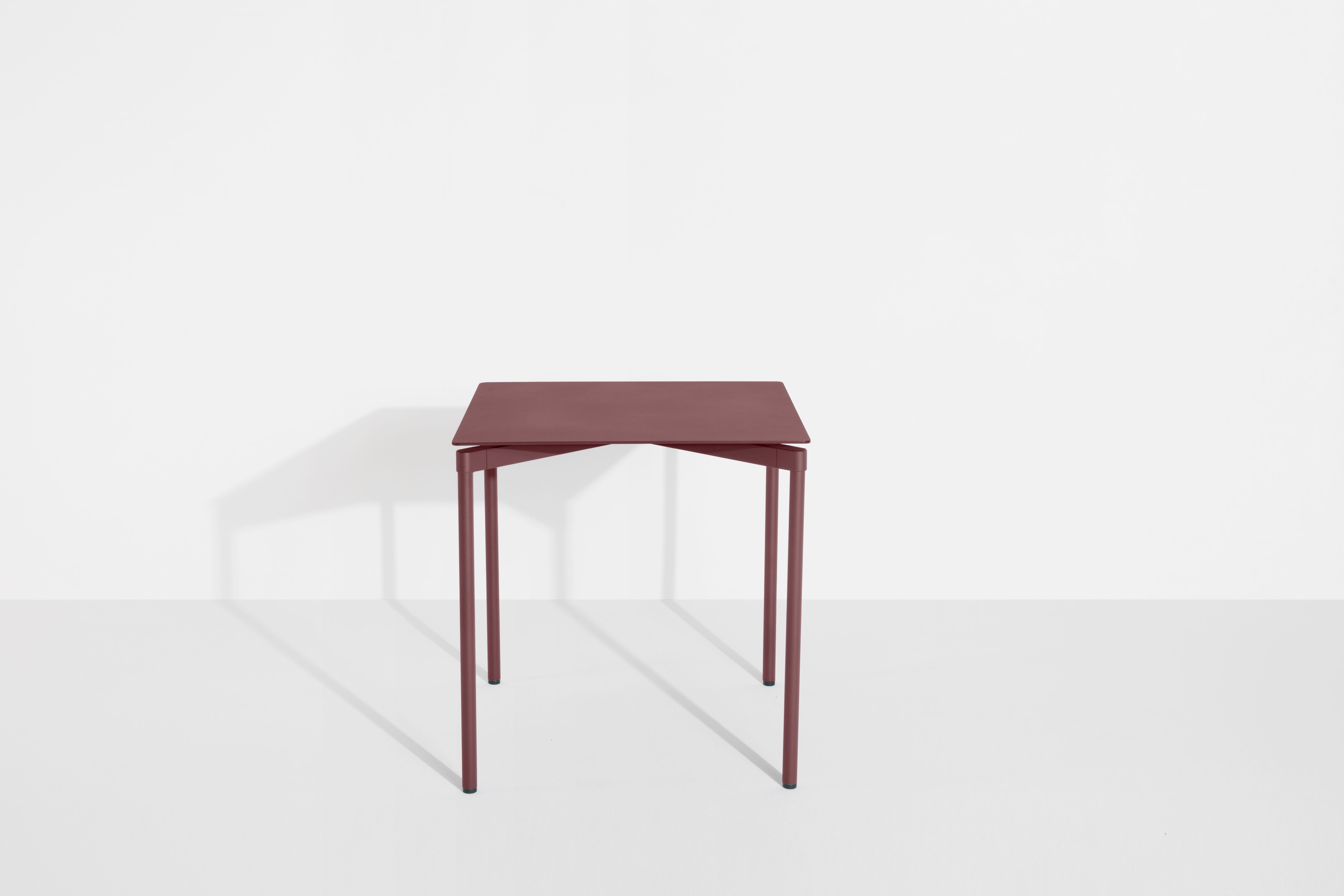 Fromme Esstisch quadratisch von Petite Friture in Braunrot, minimalistisches Design für Esszimmer und Küche.