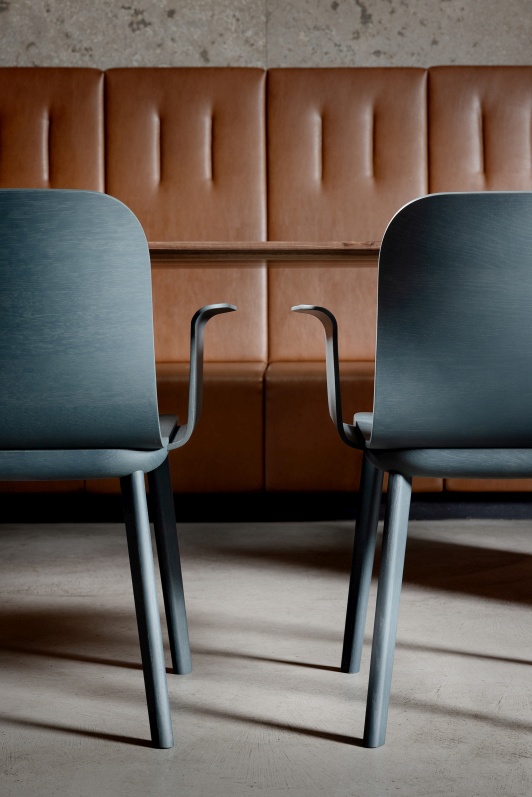 Aeon Comfort Chair chaise à accoudoirs Zeitraum Aeon Comfort Chair chaise à accoudoirs Zeitraum