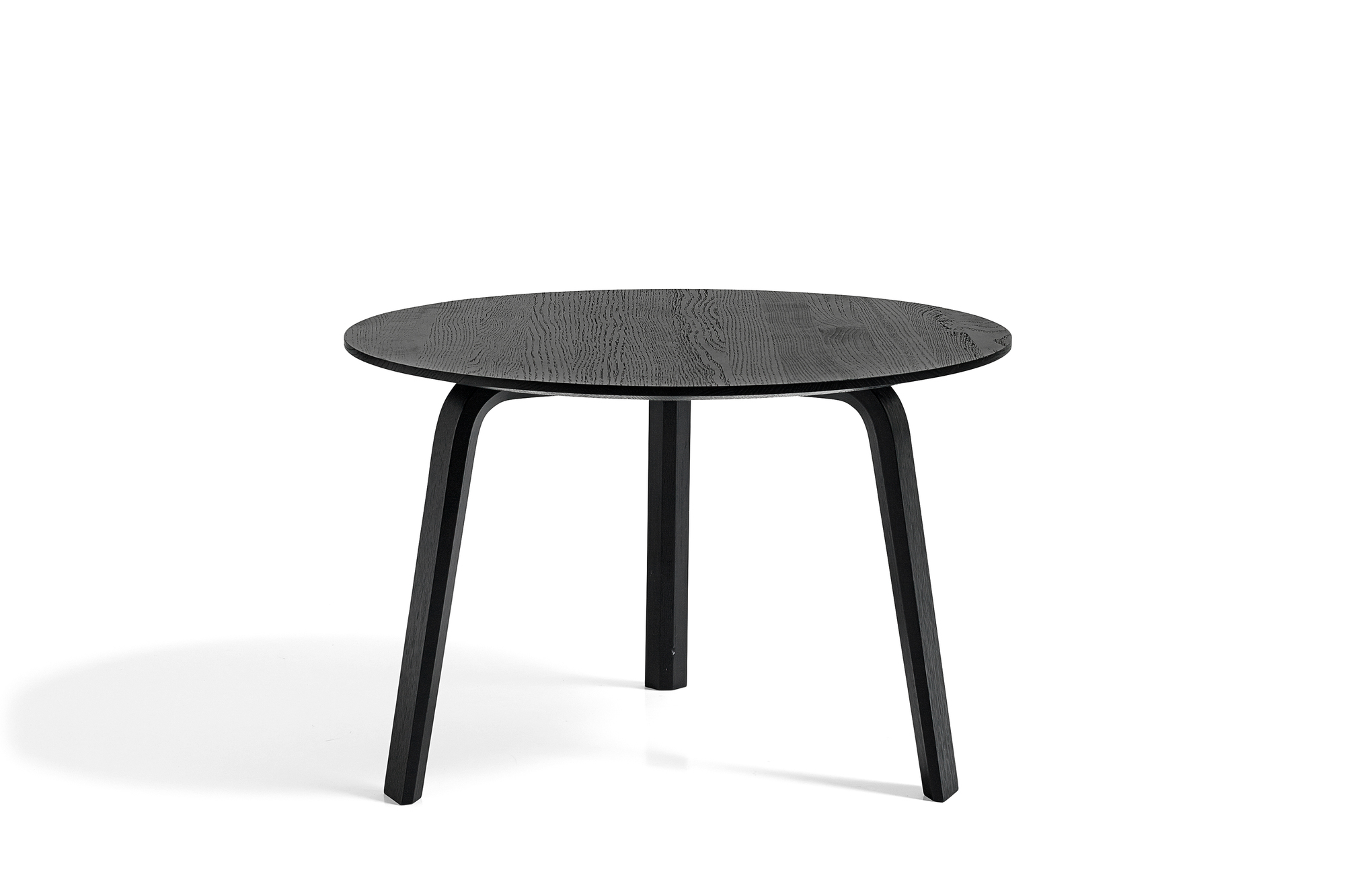 Schwarzer Bella Coffee Table Beistelltisch von Hay mit runder Tischplatte und drei Beinen.