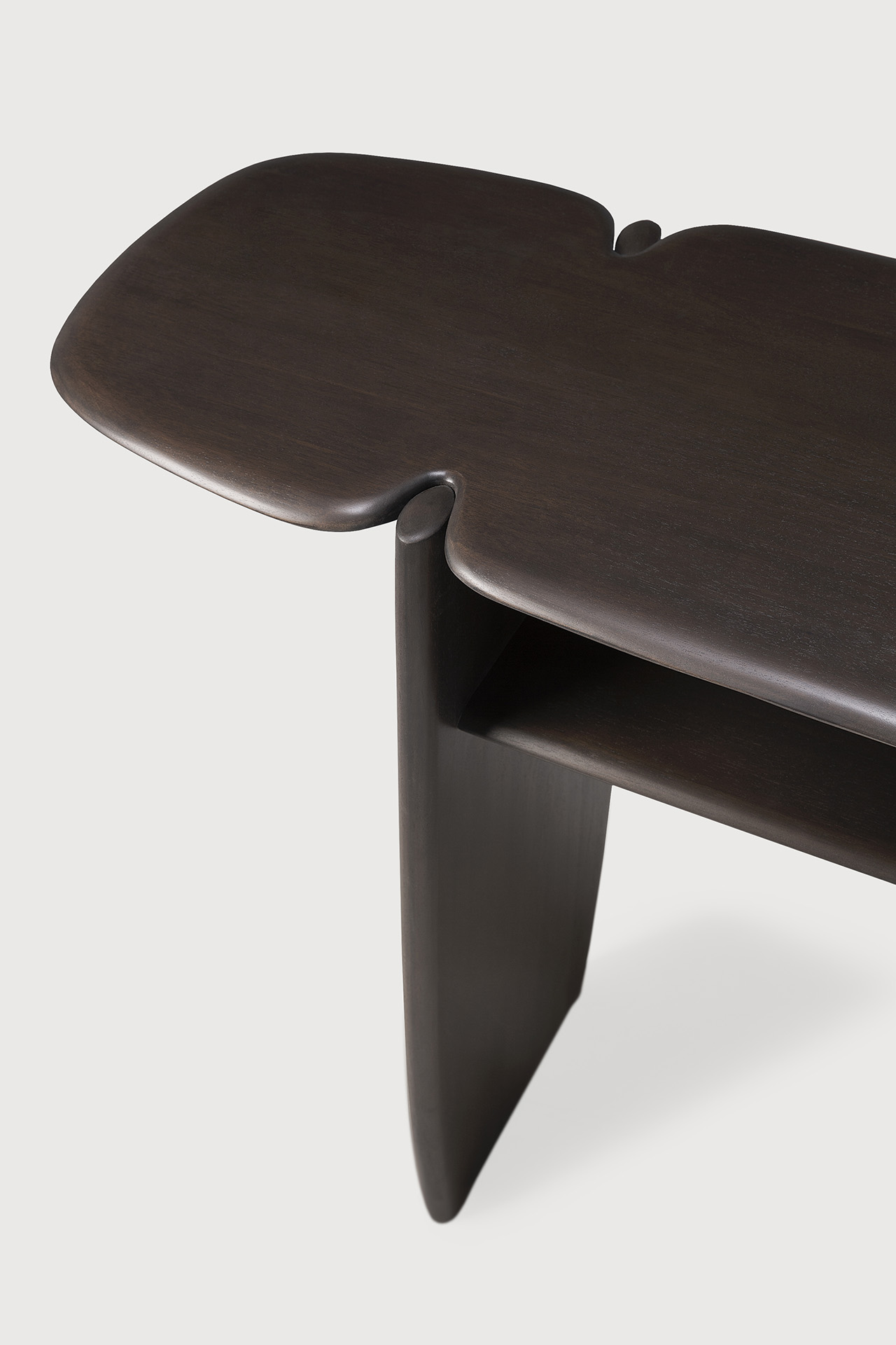 Detailaufnahme der Ethnicraft PI Konsole in dunklem Mahagoni mit Ablagefläche, modernes Design.