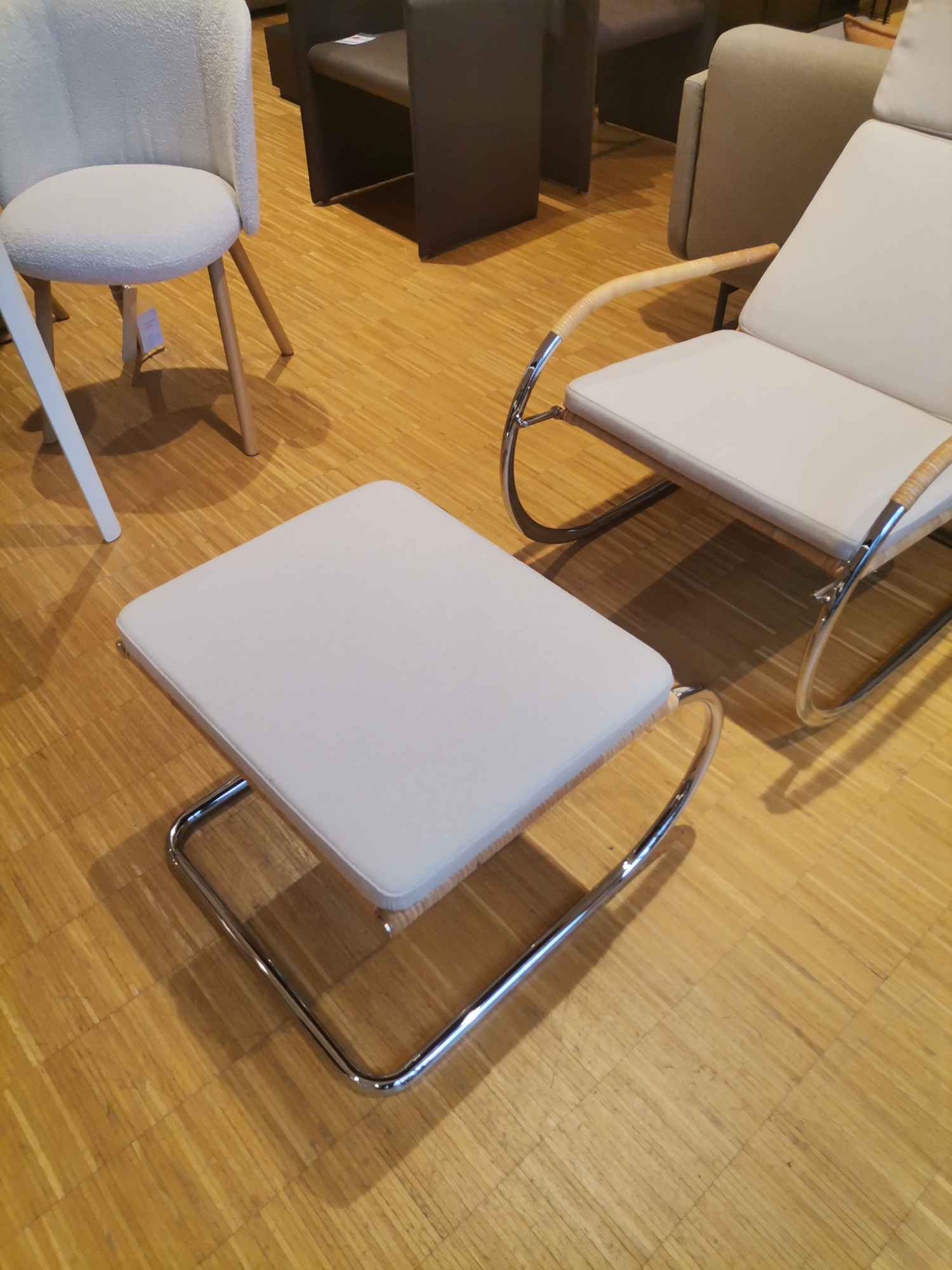 D35-1 Fauteuil en porte-à-faux avec pouf TISSU NATUREL / TISSU II ARCO CALLA Tecta PIÈCE D'EXPOSITION