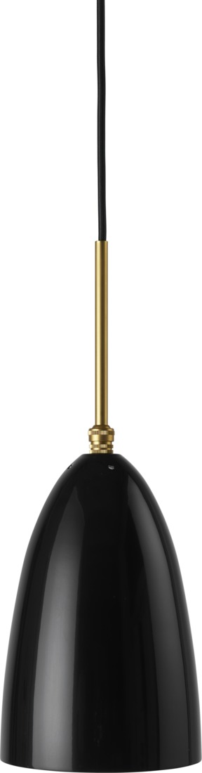 Gräshoppa Pendelleuchte in Schwarz glänzend von Gubi: Design Hängeleuchte mit Messingdetails und schwarzem Kabel.
