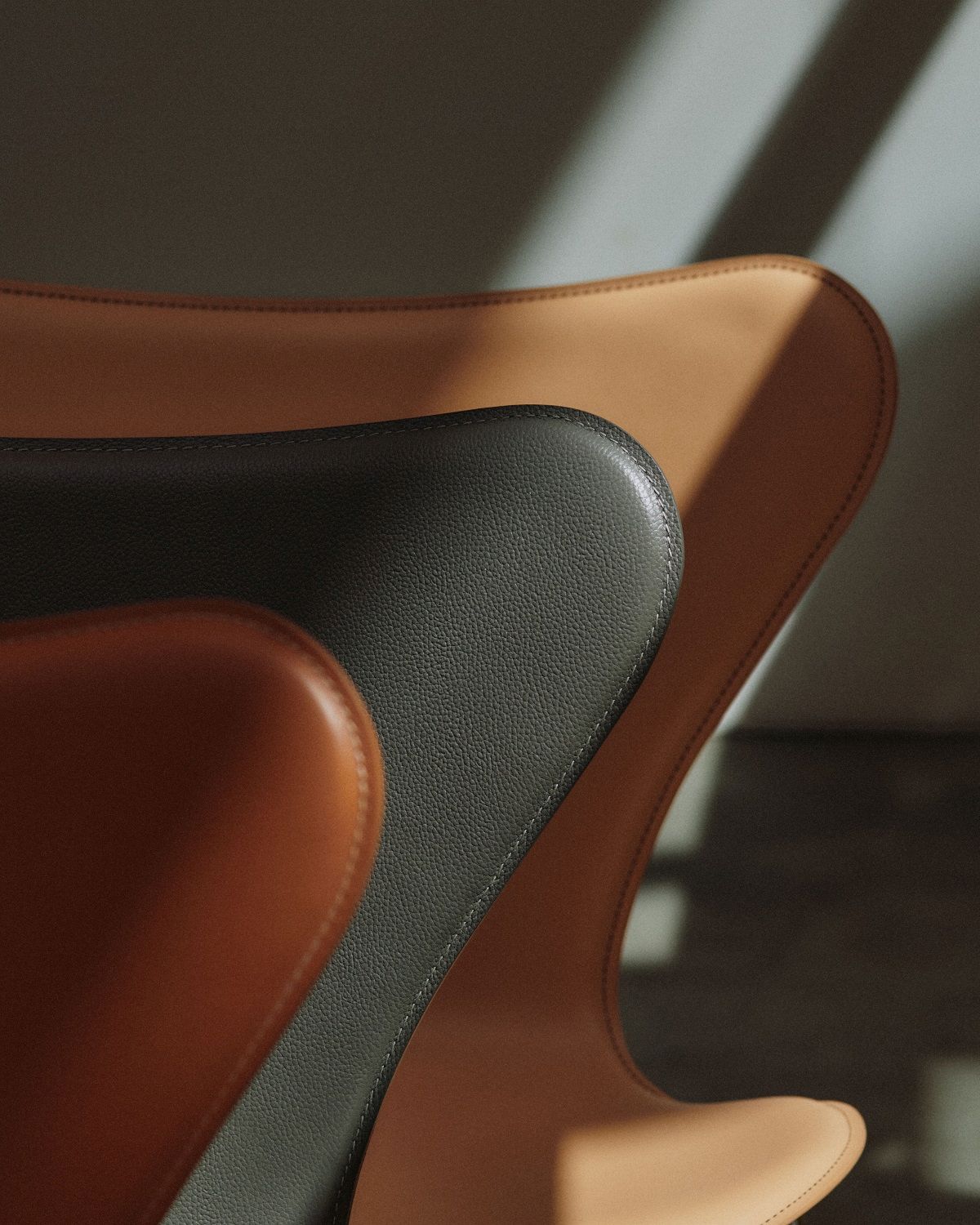 Sept / Série 3107 Tailored Chaise Fritz Hansen