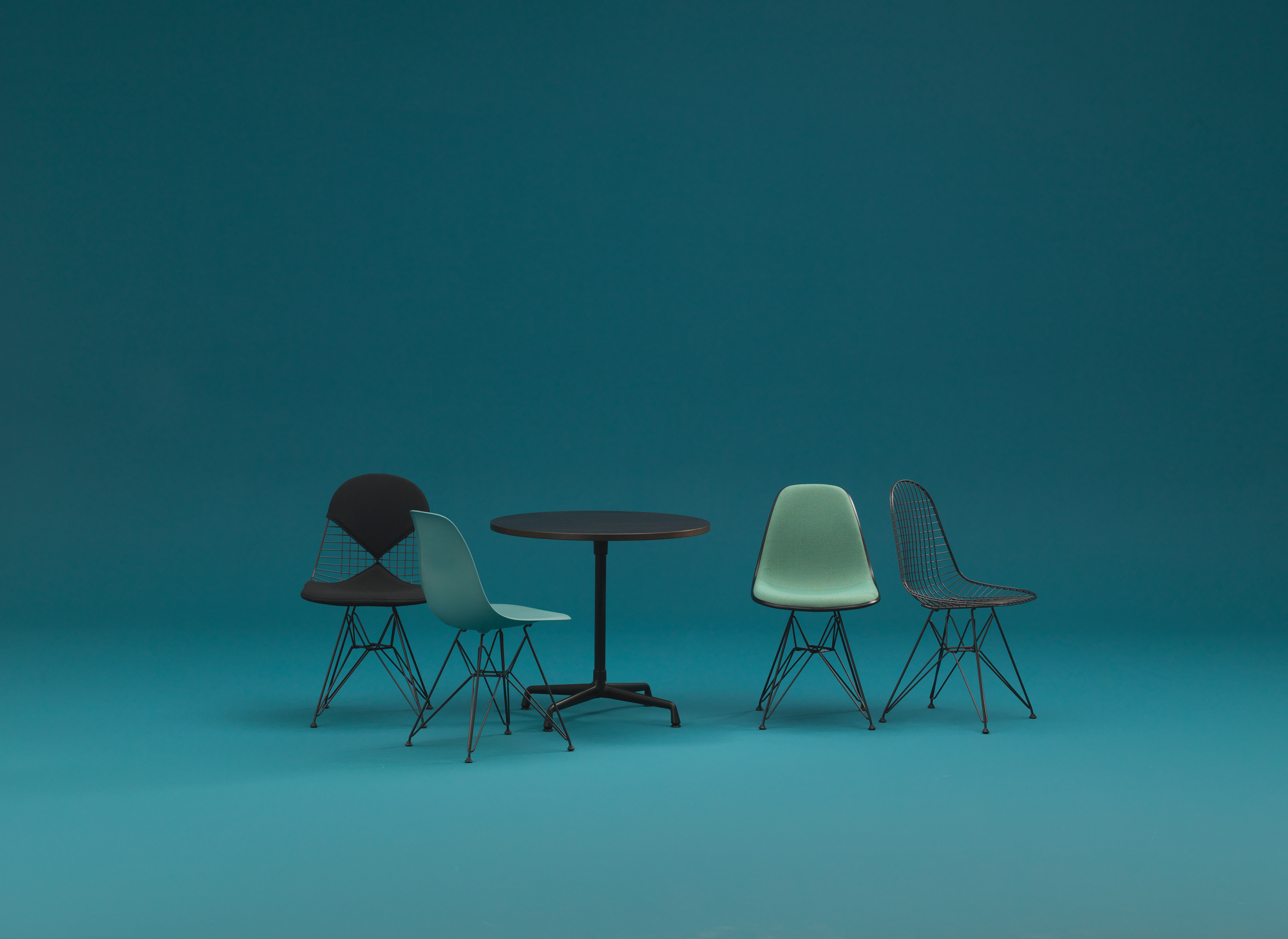 Eames Plastic Side Chair DSR Stuhl Vitra-Classic rot-Basic dark Eames Plastic Side Chair DSR Stuhl Vitra-Classic rot-Basic dark