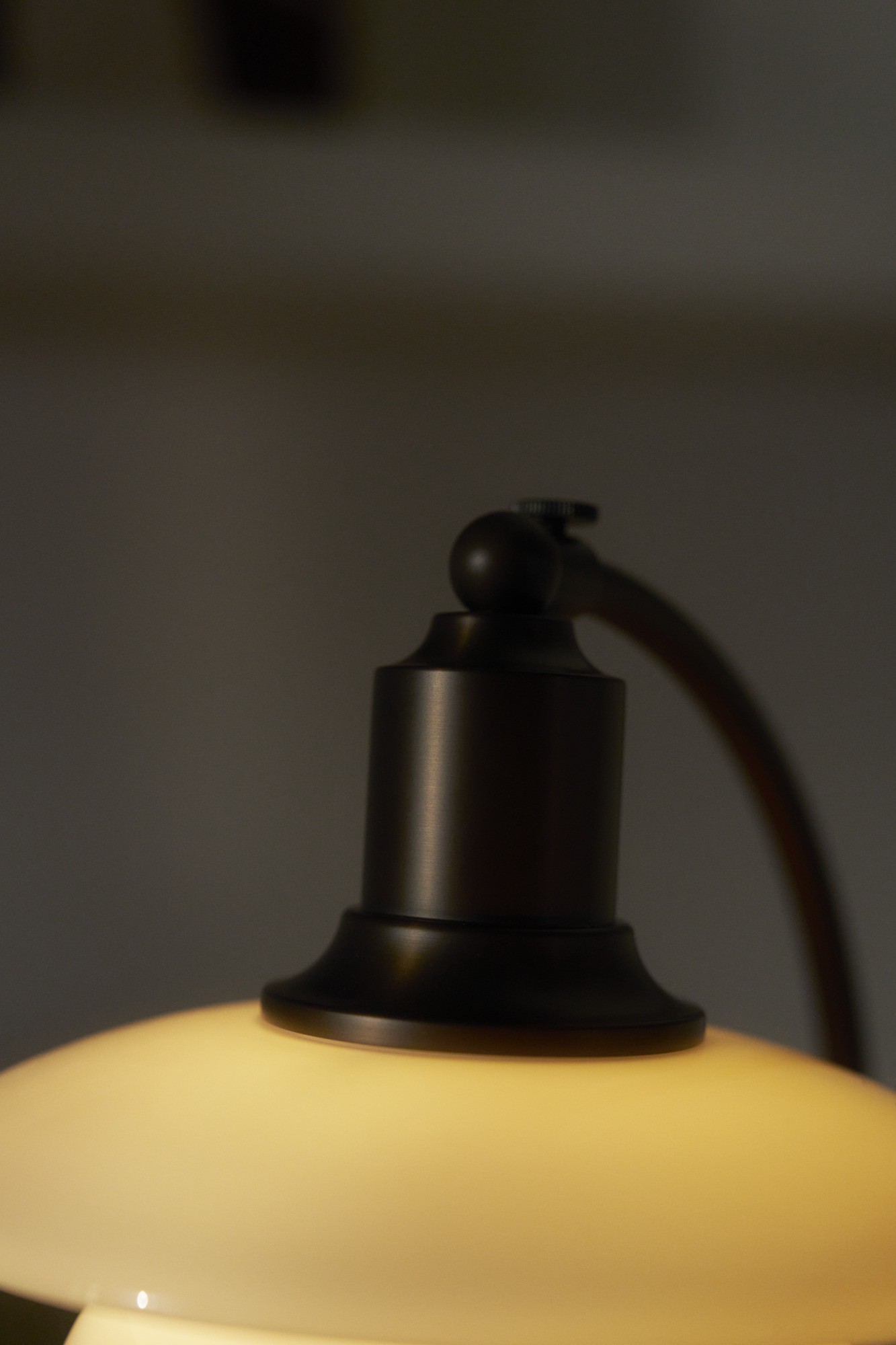 PH 2/2 Luna Aged Brass Opal Lampe de table Louis Poulsen