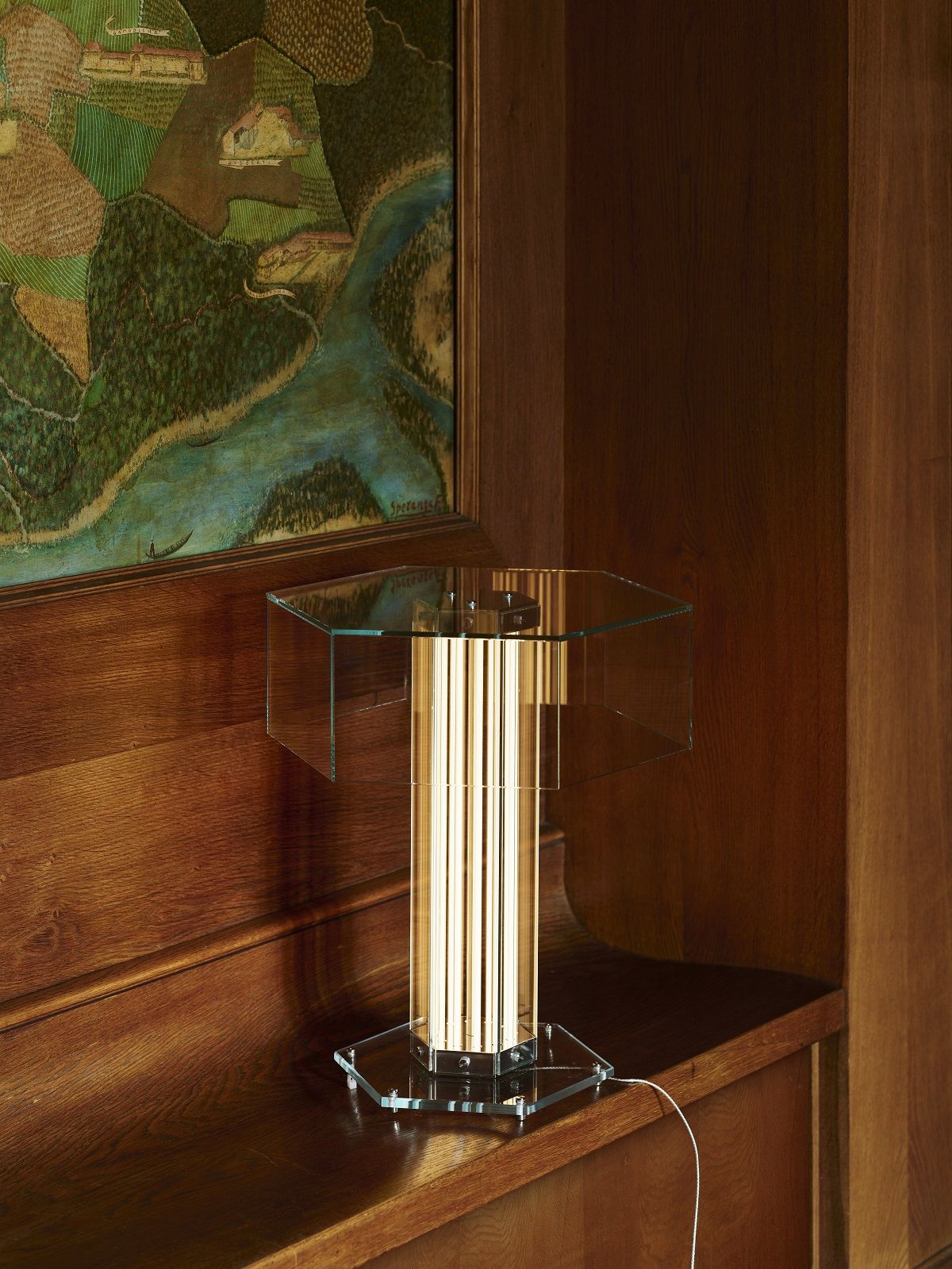 Superwire T Tischleuchte von Flos: Moderne Tischlampe mit goldenem Schaft und Glasablage.