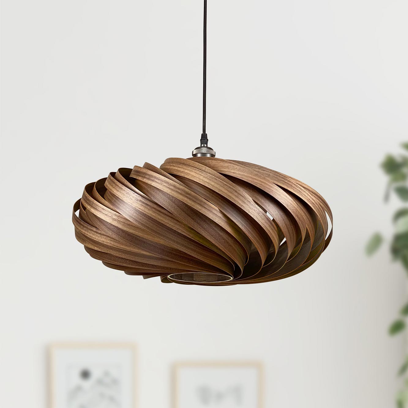Veneria Hängeleuchte aus Nussbaumholz, moderne Holzlampe mit spiralförmigem Design für Wohnzimmer und Esszimmer.
