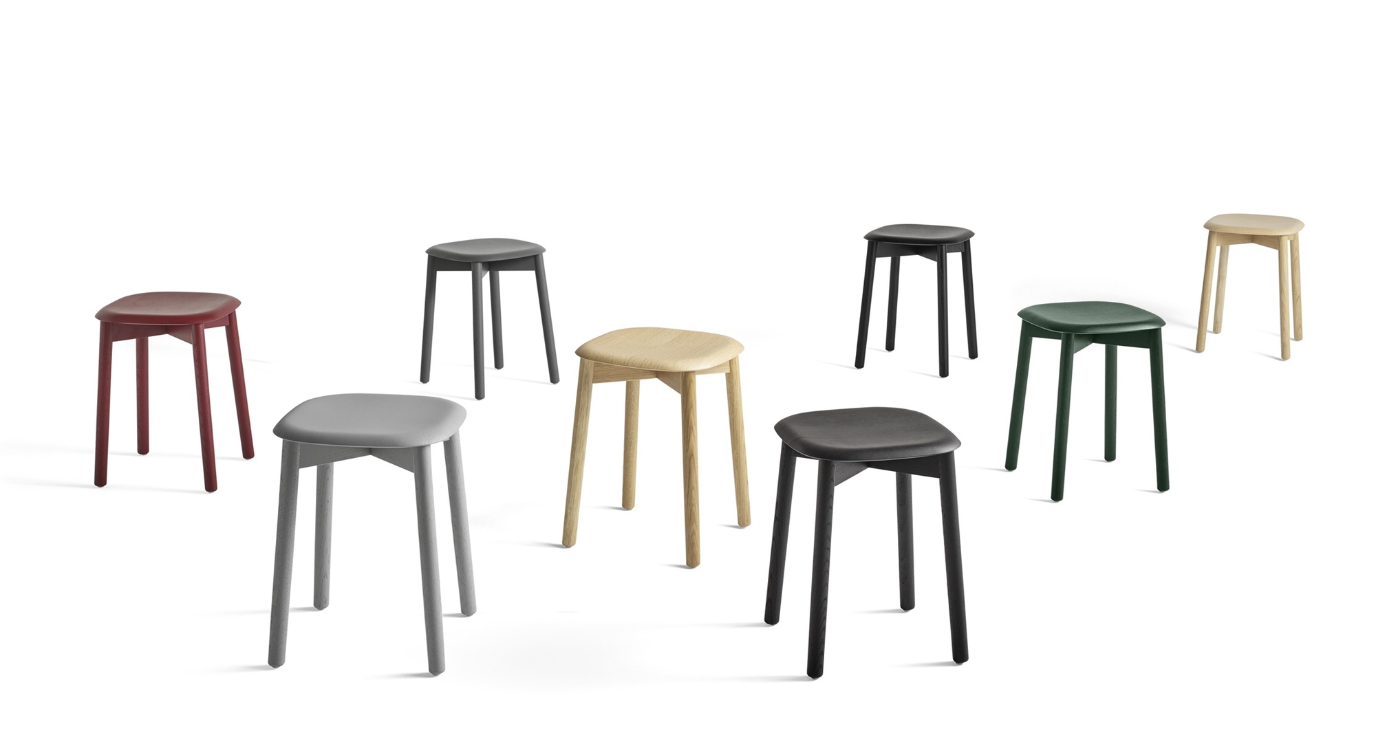 Soft Edge 72 Tabouret vernis à base d'eau Hay Gruppe von Soft Edge Hockern von Hay in verschiedenen Farben und mit wasserbasiertem Lack.