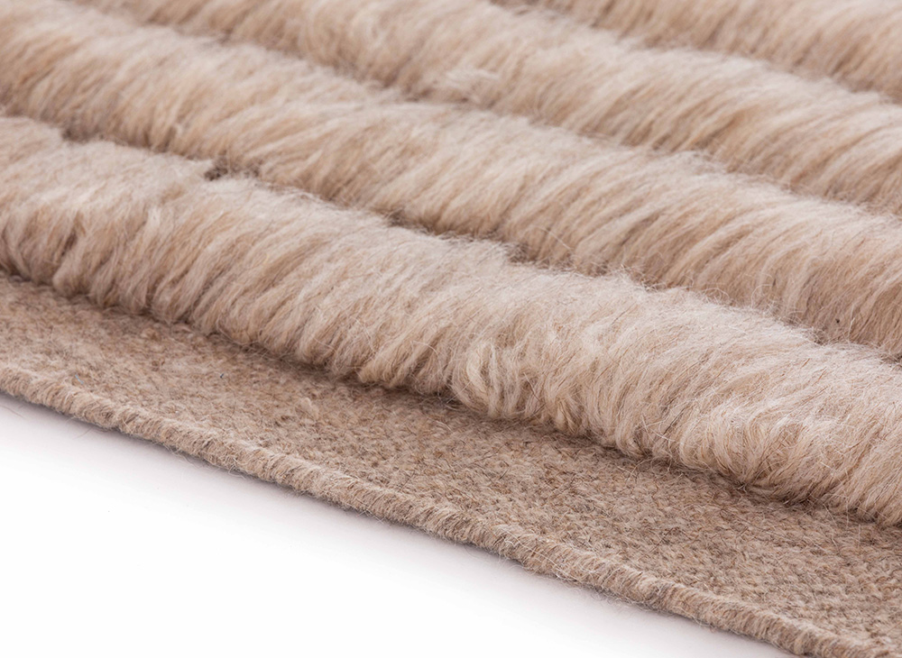 Detailaufnahme des beigen Lines Rug Teppichs von Gan mit Struktur und weicher Oberfläche.