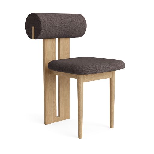 Hippo Stuhl Eiche Natur mit Barnum Bouclé Bezug, ein moderner Holzstuhl für Esszimmer.
