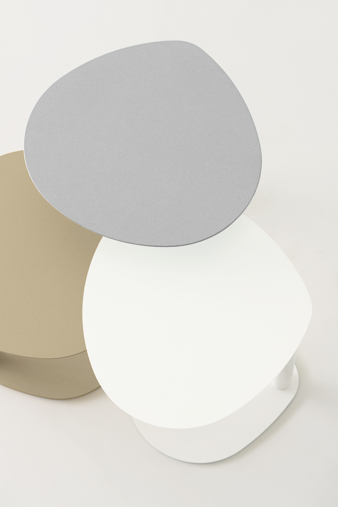 Grauer Easy Boy Beistelltisch von Segis, kleiner Couchtisch in modernem Design, Ansicht von oben.