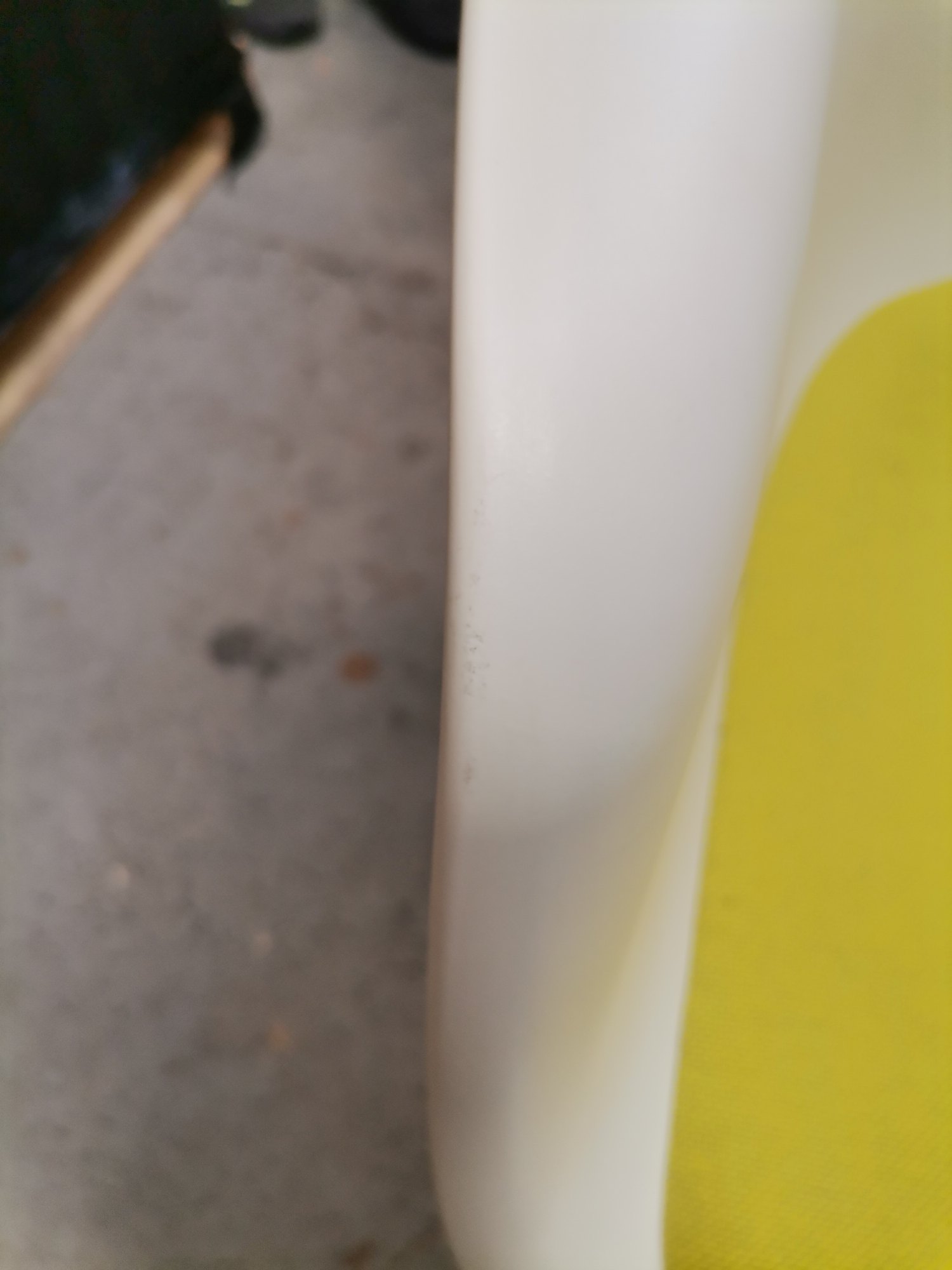 Eames Plastic Arm Chair DAR chaise avec coussin d'assise Vert / Jaune Vitra OBJECTS IMPARFAITS