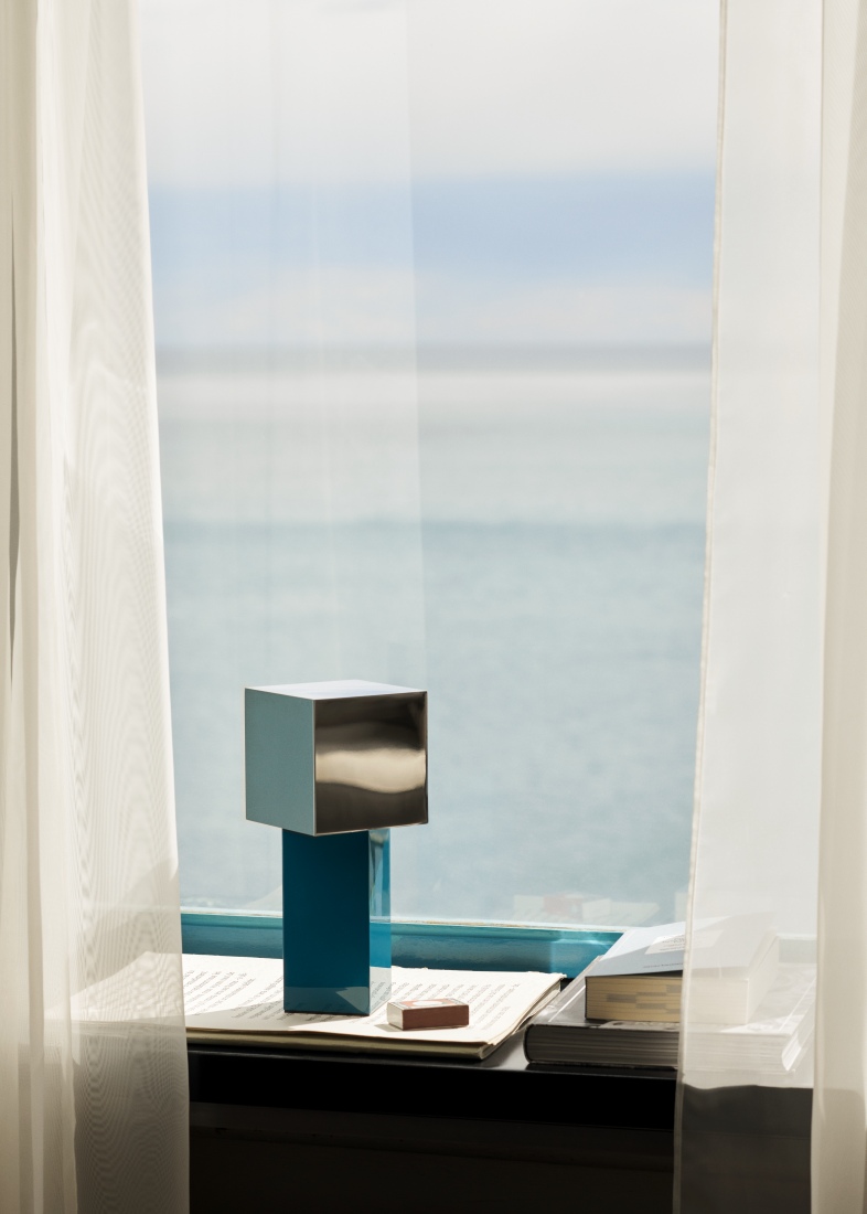 Pivot ATD7 Lampe de table portable / lampe à batterie AndTradition