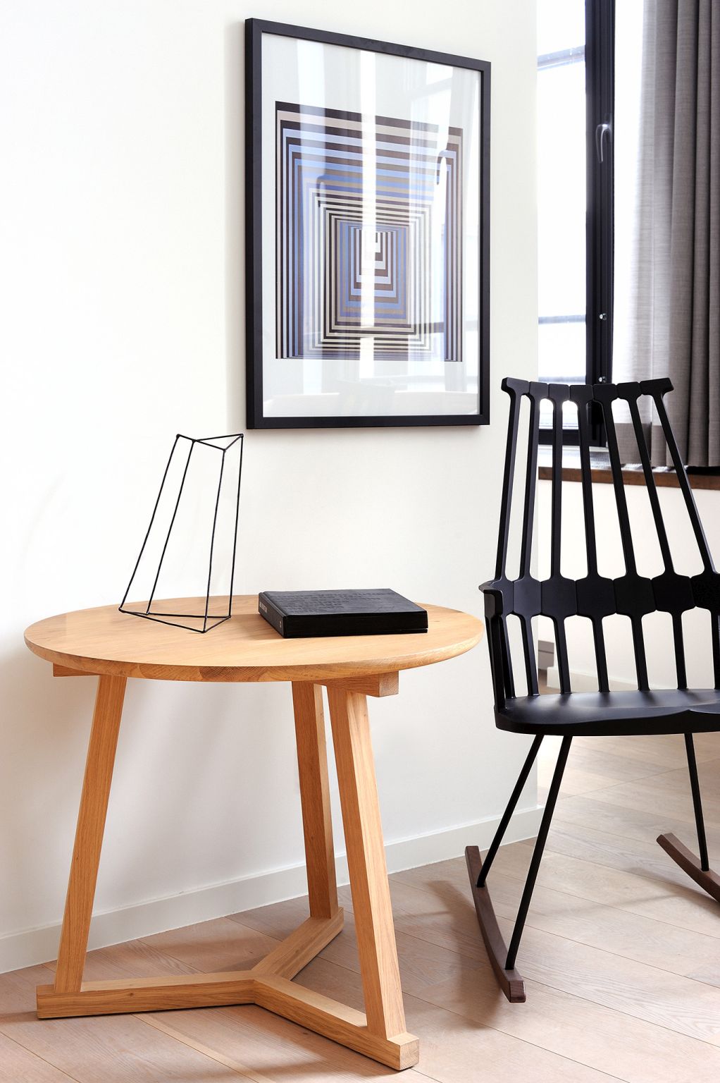 Tripod Beistelltisch aus Eiche von Ethnicraft, runder Holztisch mit drei Beinen im modernen Wohnzimmer.