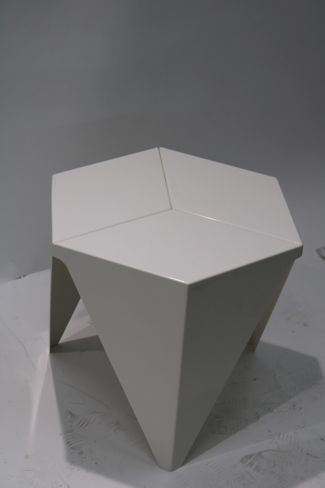 Prismatic Table Table d'appoint BLANC Vitra OBJECTS IMPARFAITS