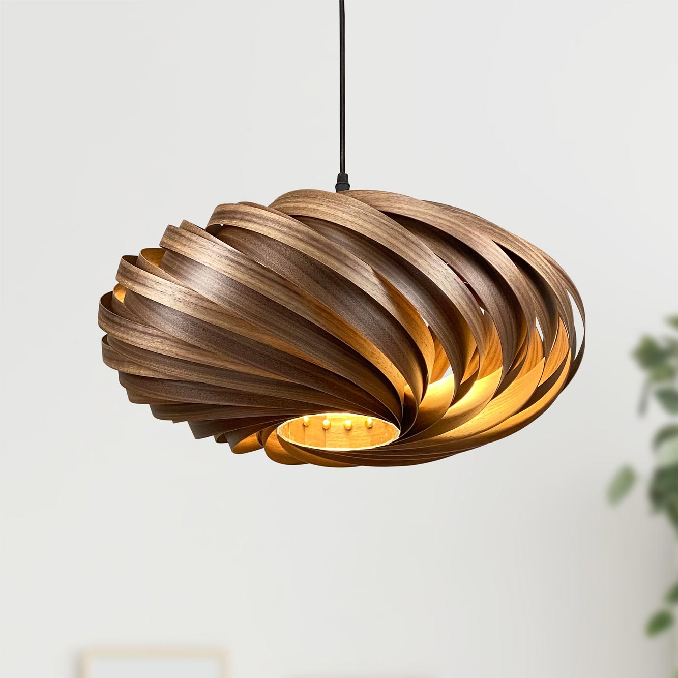 Veneria Hängeleuchte aus Nussbaumholz, spiralförmiges Design, moderne Pendelleuchte für Wohnzimmer und Essbereich.