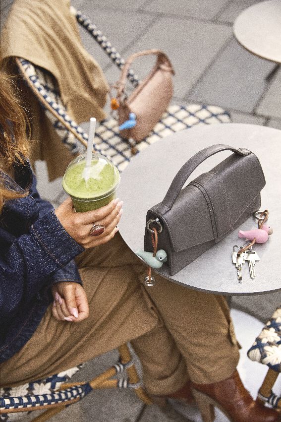 Oiseau rose Porte-clés métal argenté avec cuir naturel Kay Bojesen