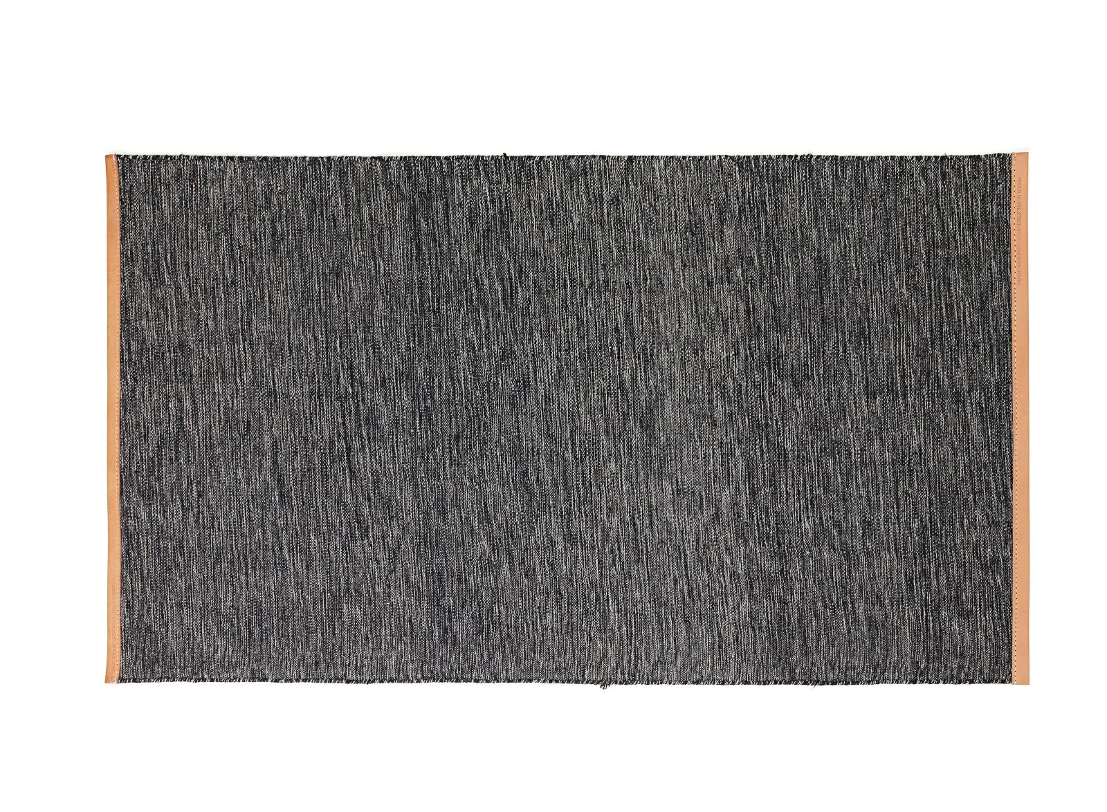 Tapis Björk Design House Stockholm Björk Teppich von Design House Stockholm, rechteckig, anthrazit mit Lederkante, modernes Wohnaccessoire.