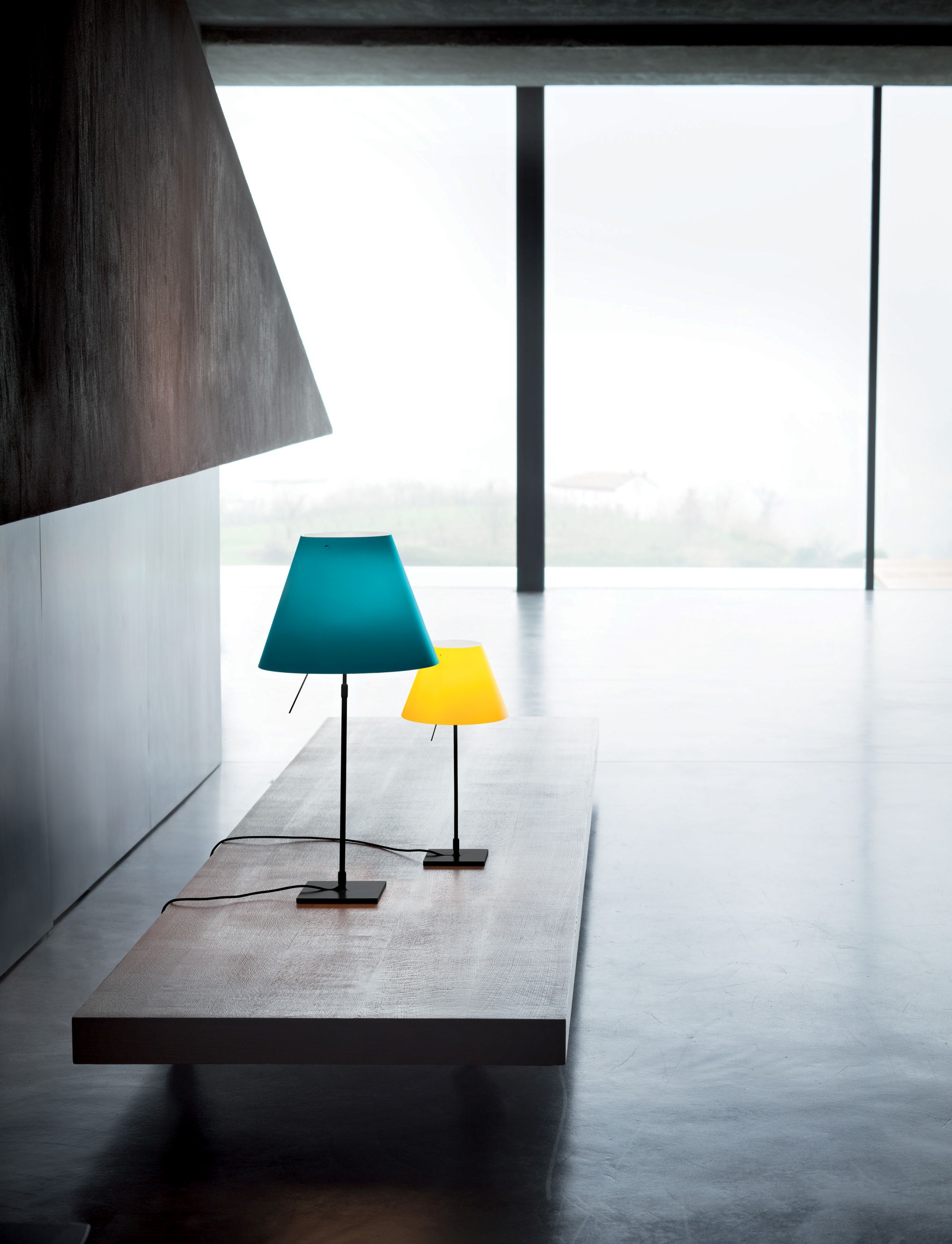 D13 Costanza lampe de table réglable en hauteur avec variateur sensoriel version complète pied en aluminium et diffuseur blanc Luceplan