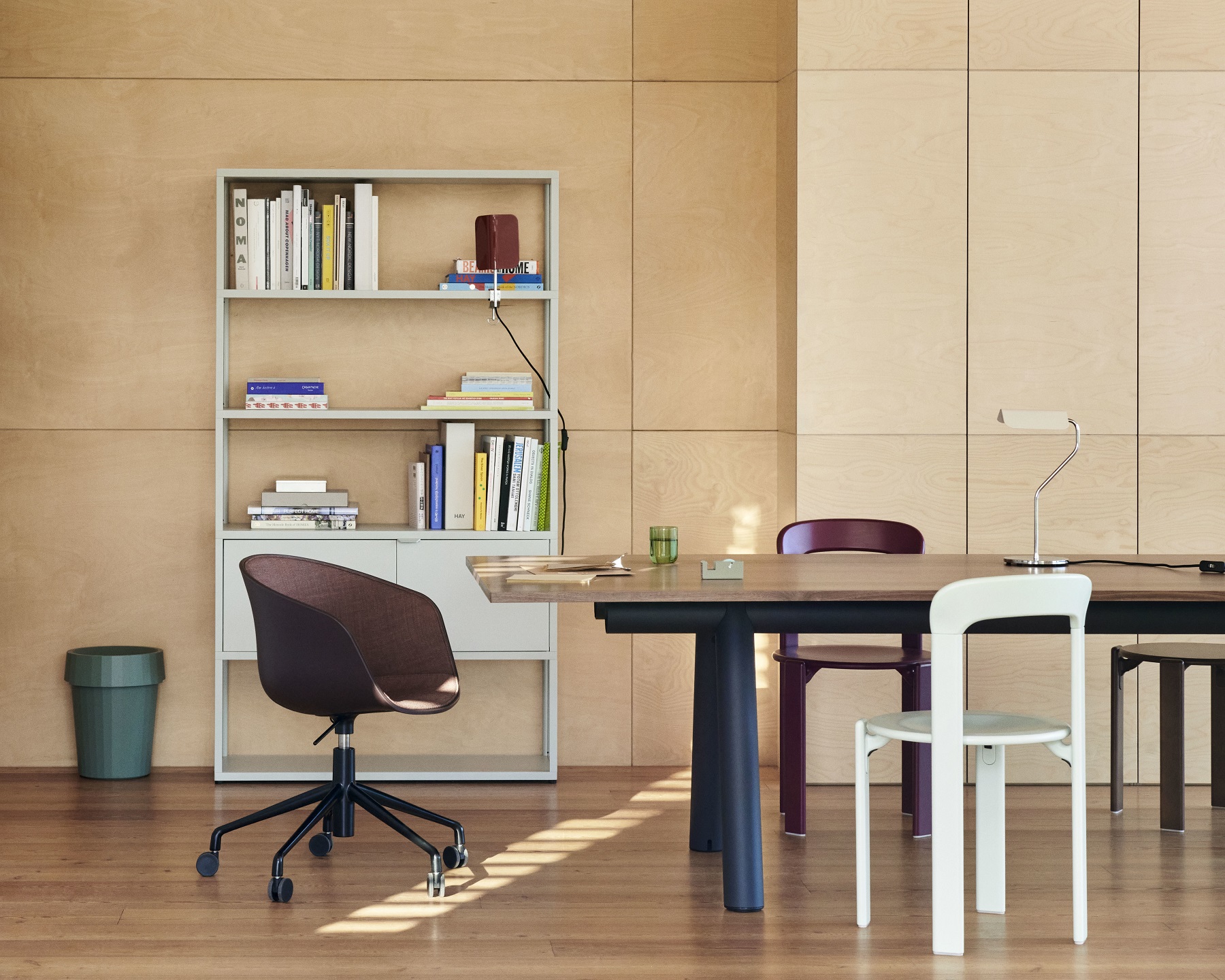 Apex Table Lamp Oyster Lampe de table Hay
