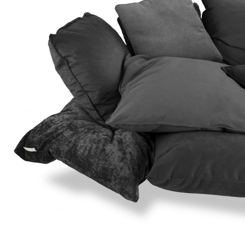 Detailaufnahme des grauen Comfy Sofas von Seletti, ein modernes und bequemes Wohnzimmermöbel.