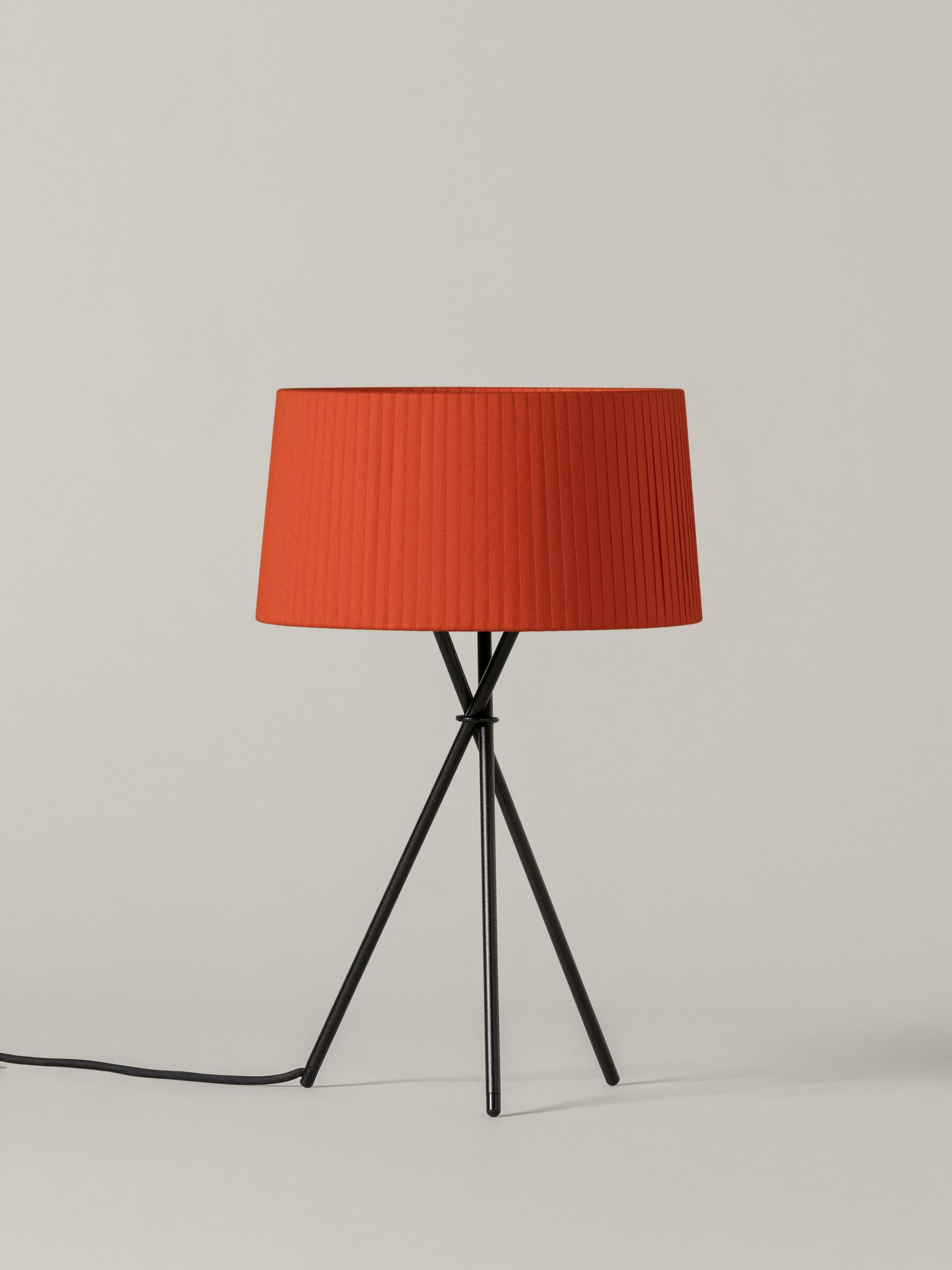 Tripode M3 lampe de table rouge ambre Santa & Cole Tripode M3 lampe de table rouge ambre Santa & Cole