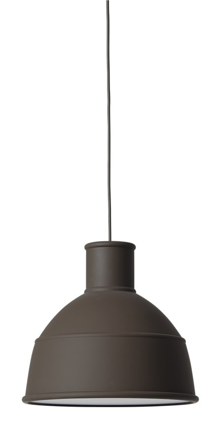 Muuto Unfold Pendelleuchte in Dunkelbraun: Moderne Hängelampe für Wohnzimmer und Essbereich.