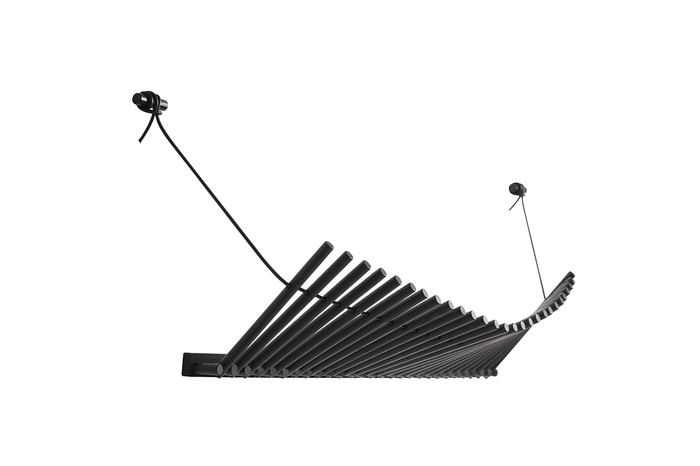 Schwarze Knaegt Wandgarderobe von Woud aus Eiche, aufgehängt an zwei Seilen, modernes Design.