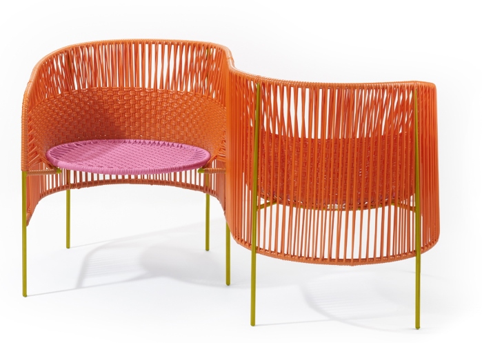 Caribe Vis a Vis Bank: Orange Outdoor Bank mit rosa Sitzfläche und gelben Beinen.