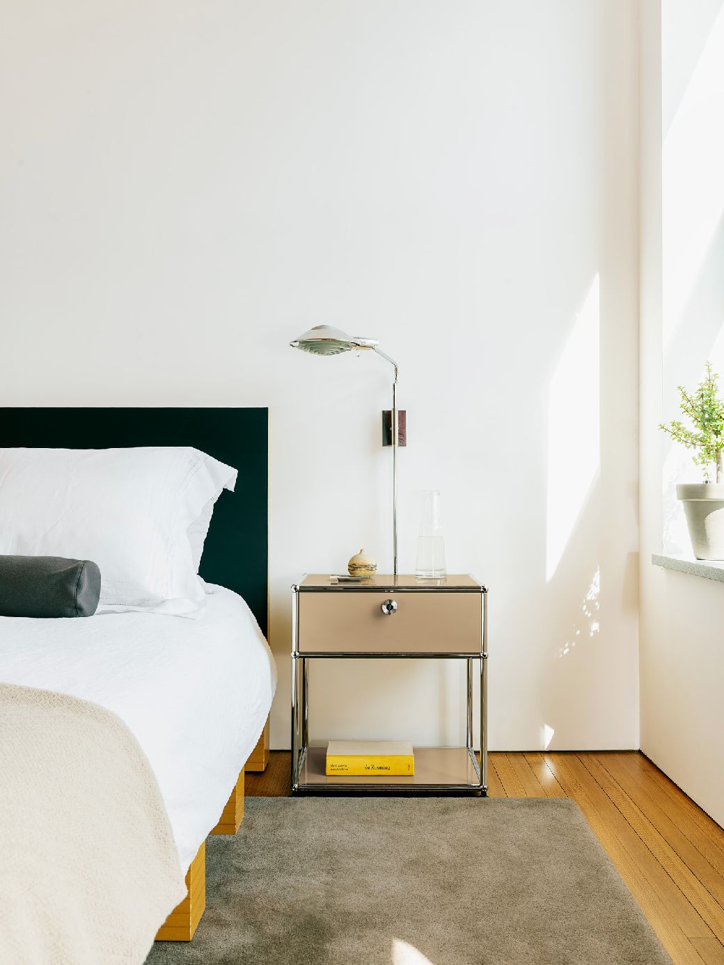 USM Haller Table de chevet avec compartiment ouvert M54 Blanc pur