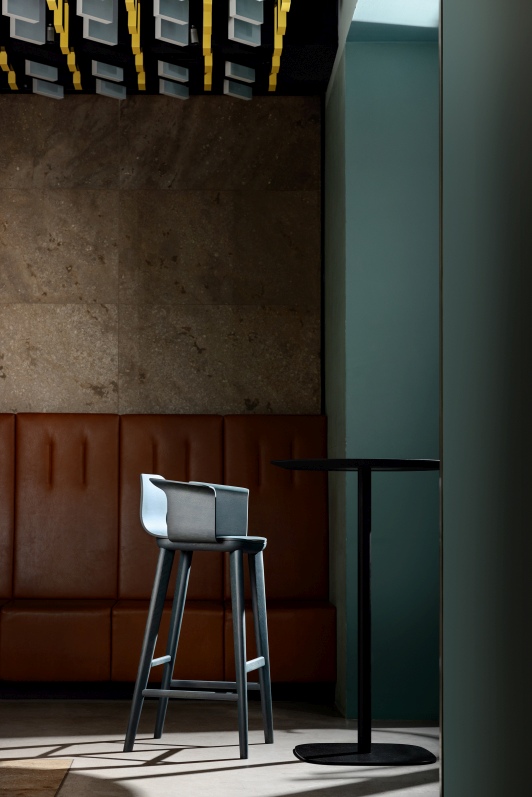 Aeon Comfort Barstool Tabouret de bar avec accoudoirs Zeitraum