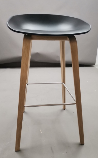 About a Stool AAS32 / AAS 32 Tabouret de bar haut NOIR / CHÊNE SAVÉ Hay OBJECTS IMPARFAITS