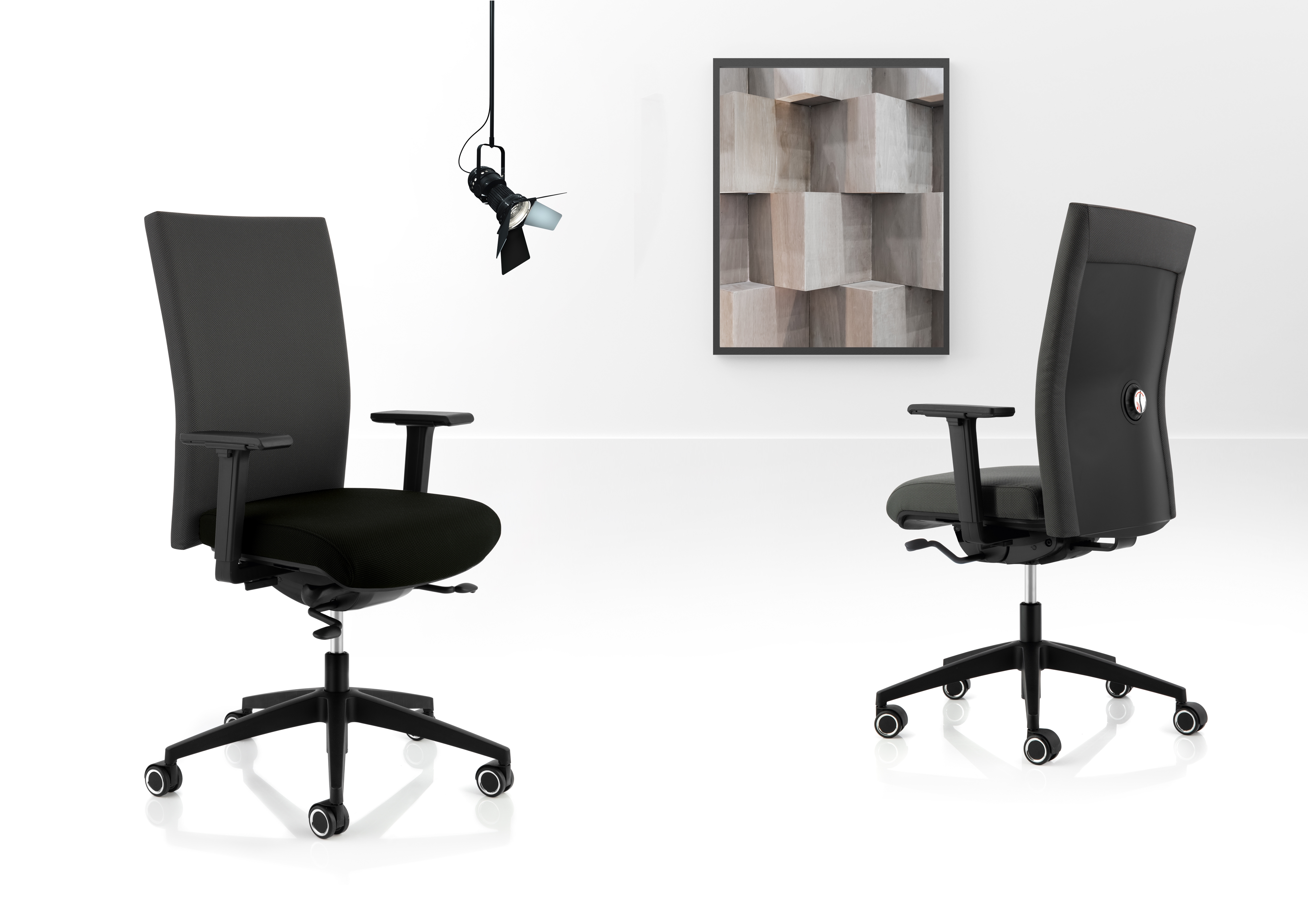 Selleo Edge Bürostuhl von Köhl, ergonomischer Drehstuhl in Schwarz, Ansicht von vorne und hinten.