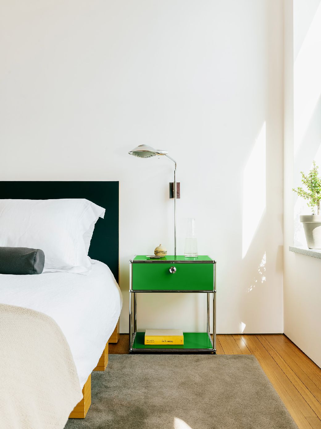 USM Haller Table de chevet avec compartiment ouvert M54 Blanc pur