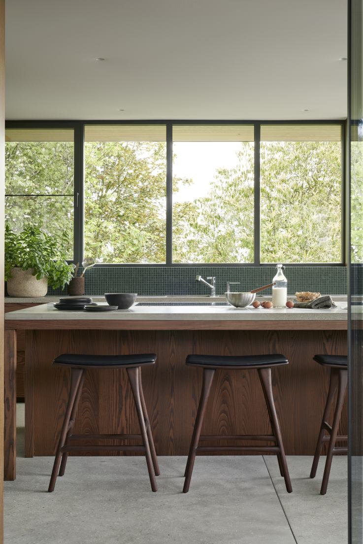 Osso Counter Stool Tabouret de bar avec coussin d'assise en cuir noir Ethnicraft 