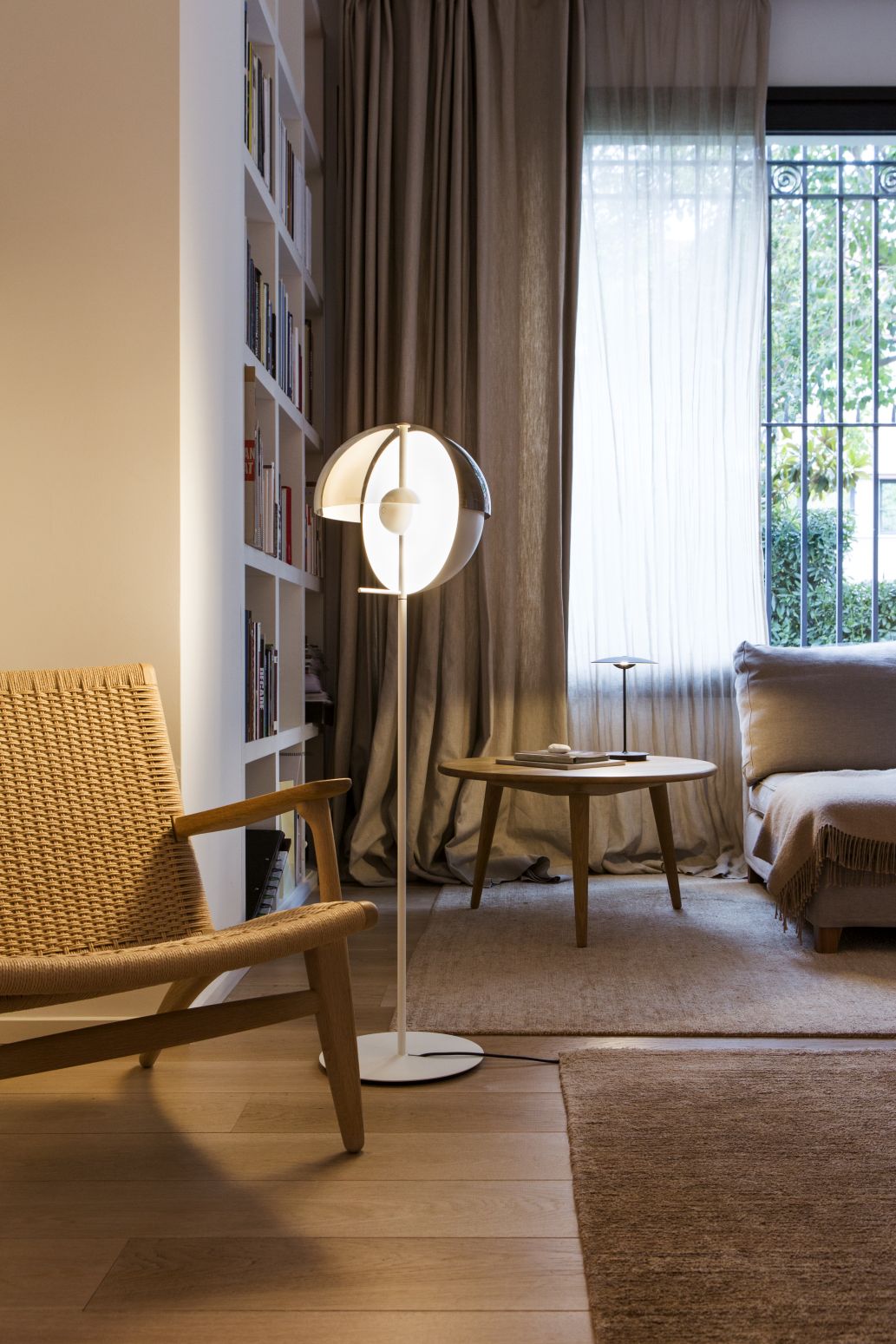 Theia P Lampadaire noir Marset