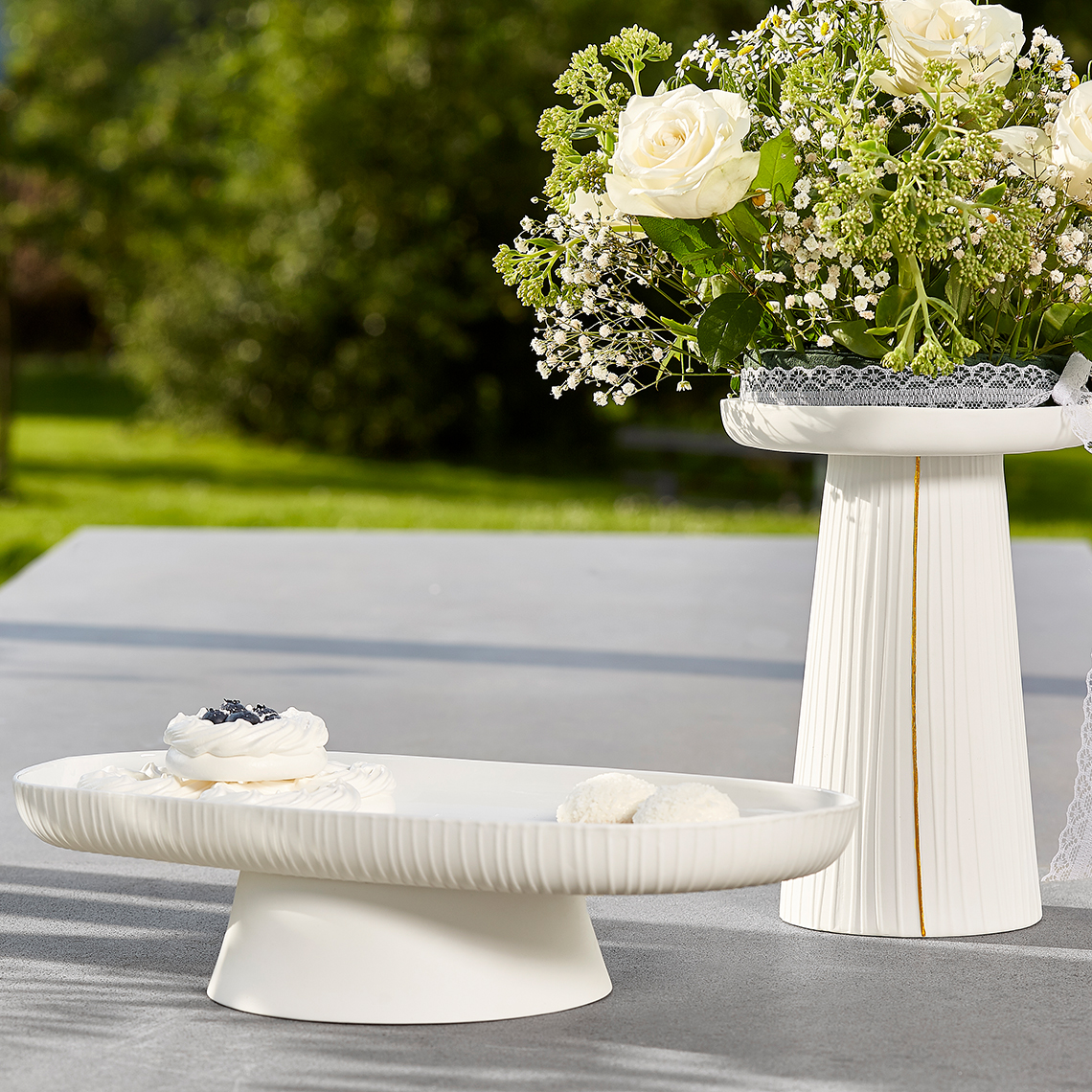 Nahaufnahme: Elegante, plissierte Hochzeit Vase und passende Schale, ideal für festliche Tischdeko.