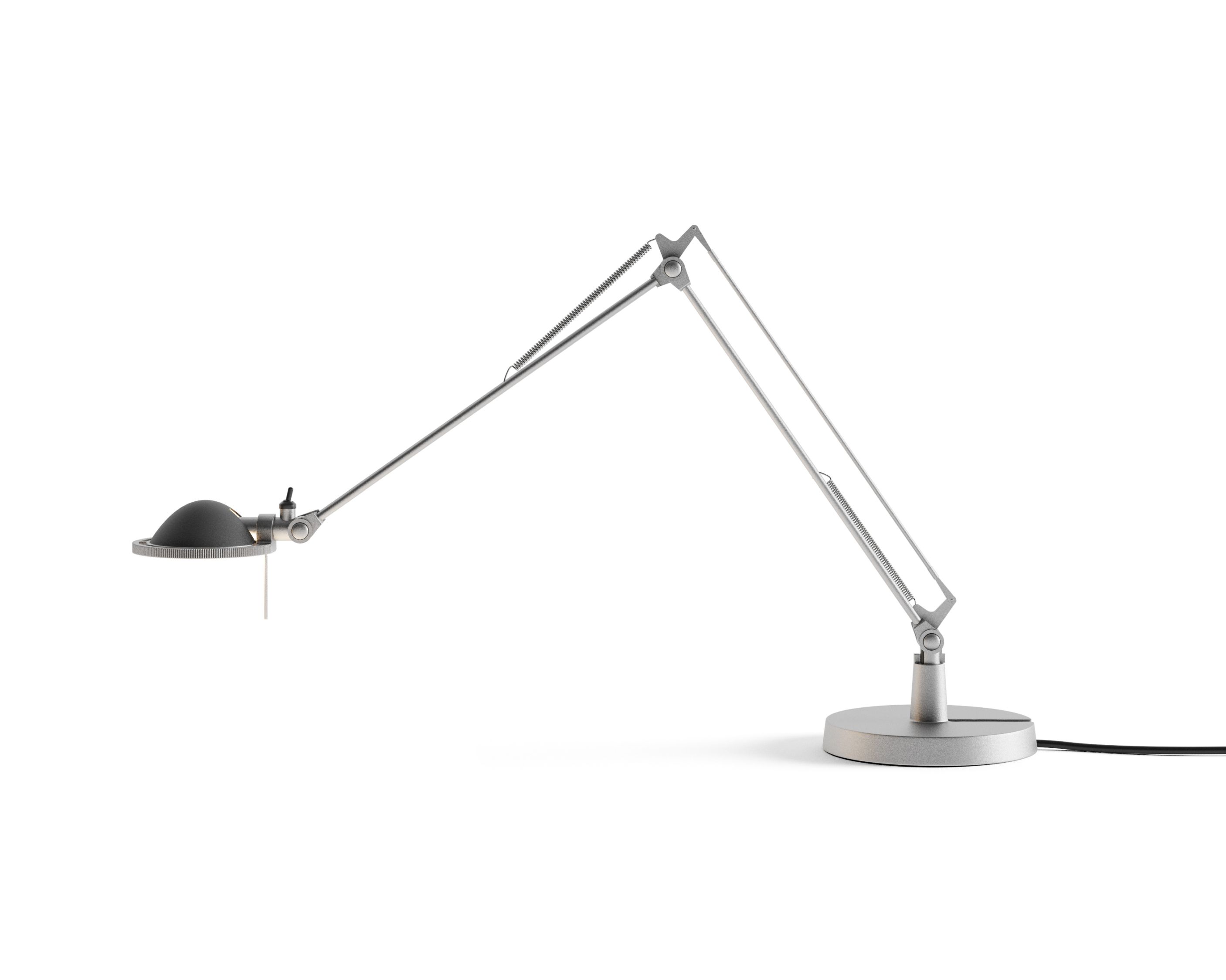 D12/5 Berenice Tischleuchte von Luceplan mit schwarzem Reflektor und silbernem Arm.