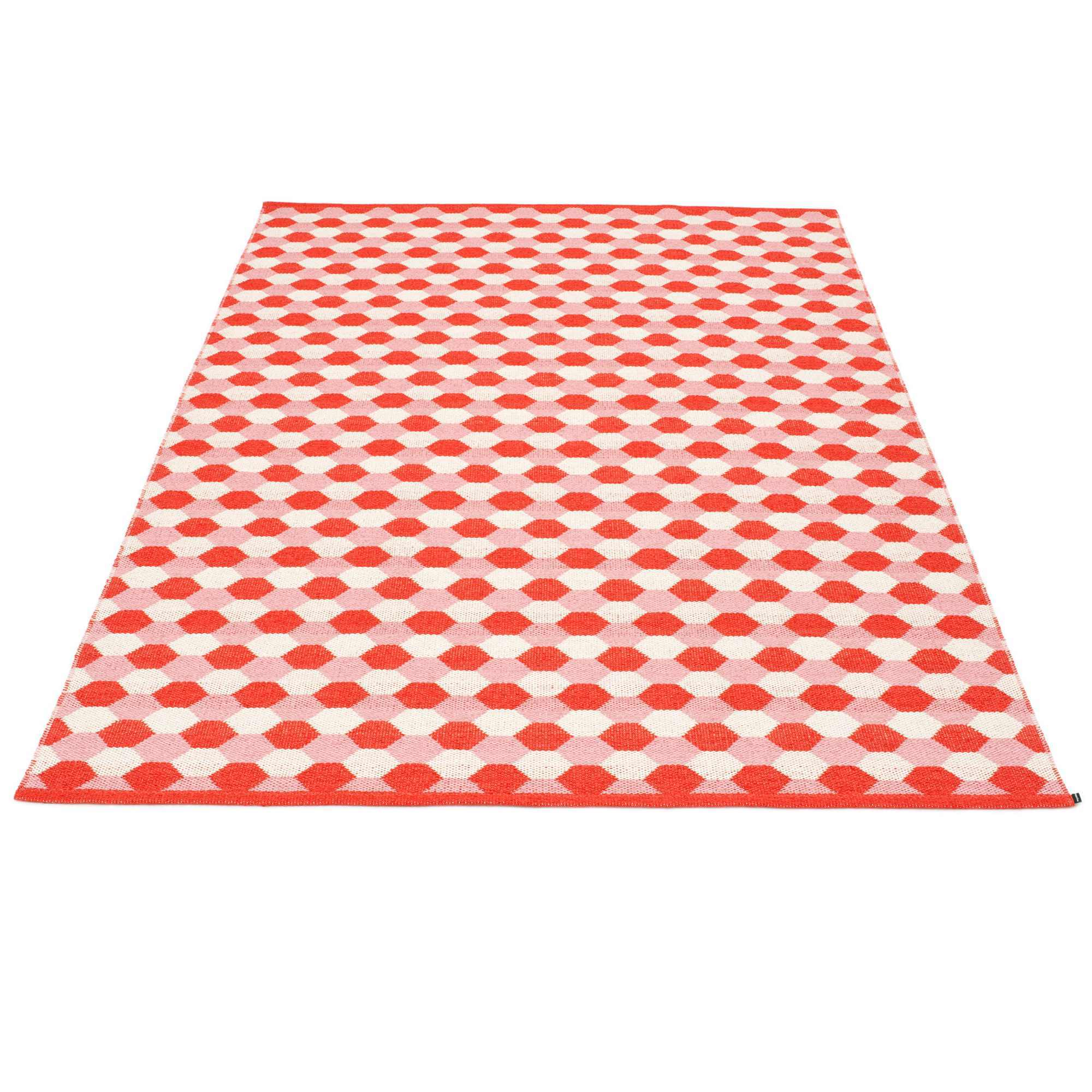Dana plastique tapis 180x275 corail Pappelina Dana Kunststoffteppich mit Koralle- und Weiß-Muster von Pappelina, ideal für Innen- und Außenbereiche.