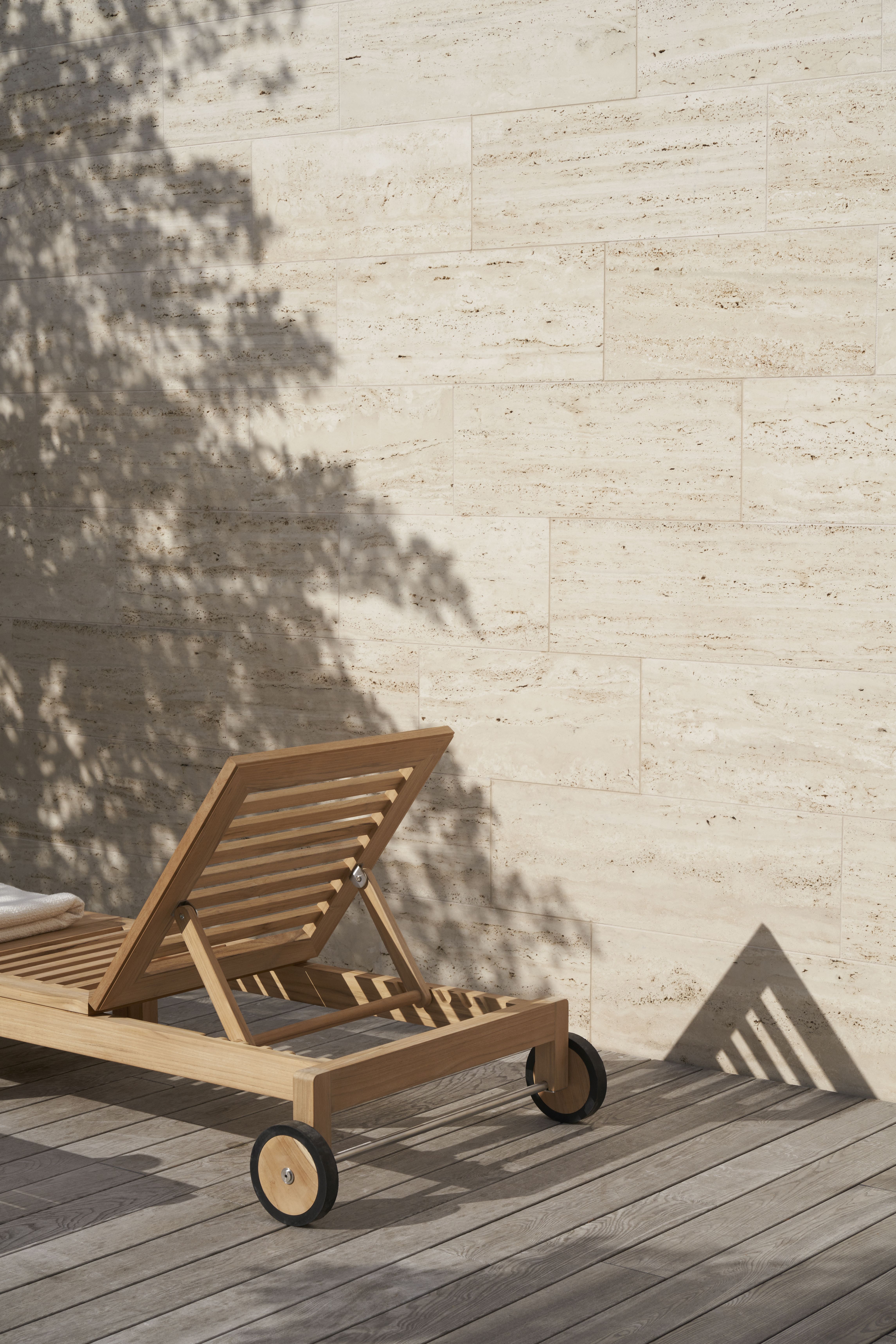 AH604 Chaise longue de jardin en teck Outdoor Carl Hansen & Søn