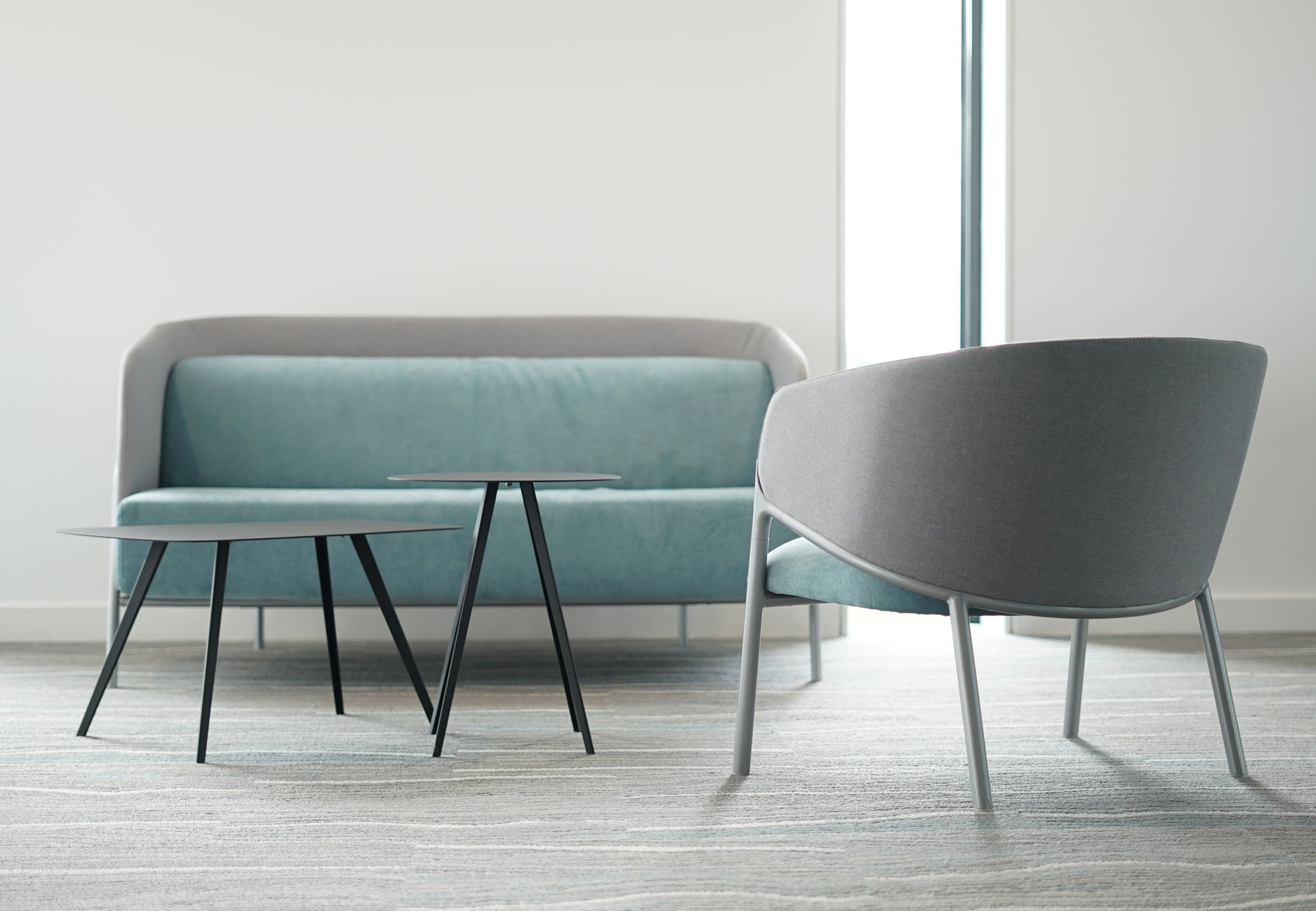 Agorà Table d'appoint rectangulaire Segis Aluminium Agorà Beistelltisch von Segis, rechteckig, aus Aluminium, in modernem Büroambiente mit Sessel und Sofa.