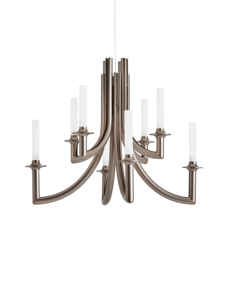 Nahaufnahme des modernen Kartell Khan Kronleuchters mit Kerzenleuchten in gebürstetem Metall.