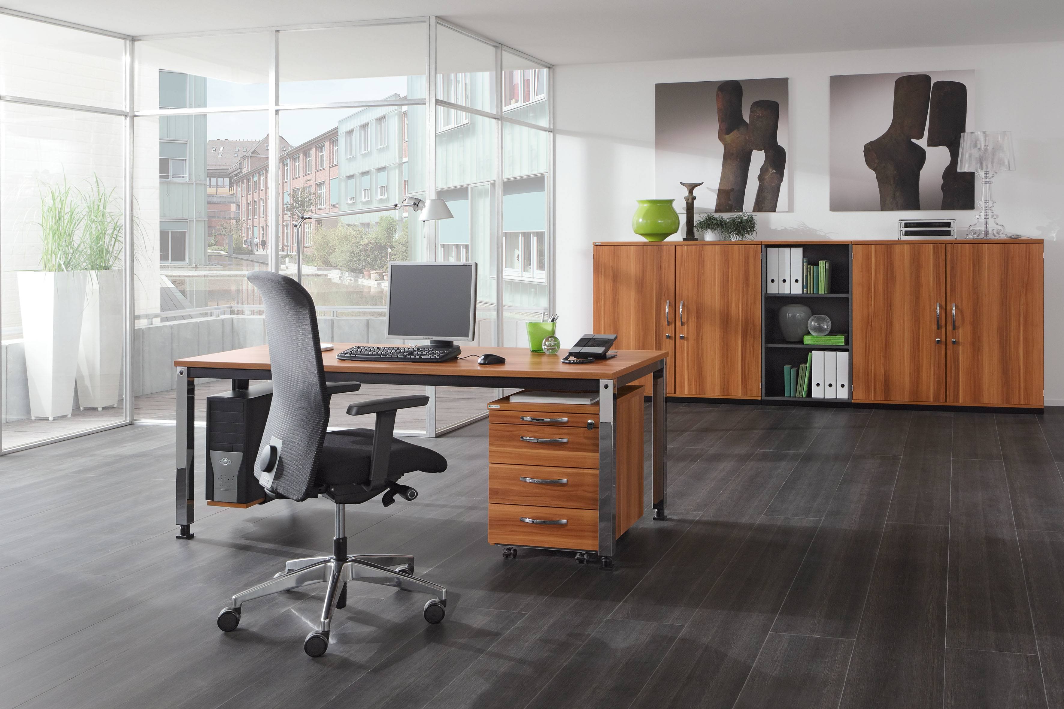 Modernes Büro mit Schreibtisch, Bürostuhl und Sideboard. Palmberg Büromöbel für stilvolle Arbeitsplätze.